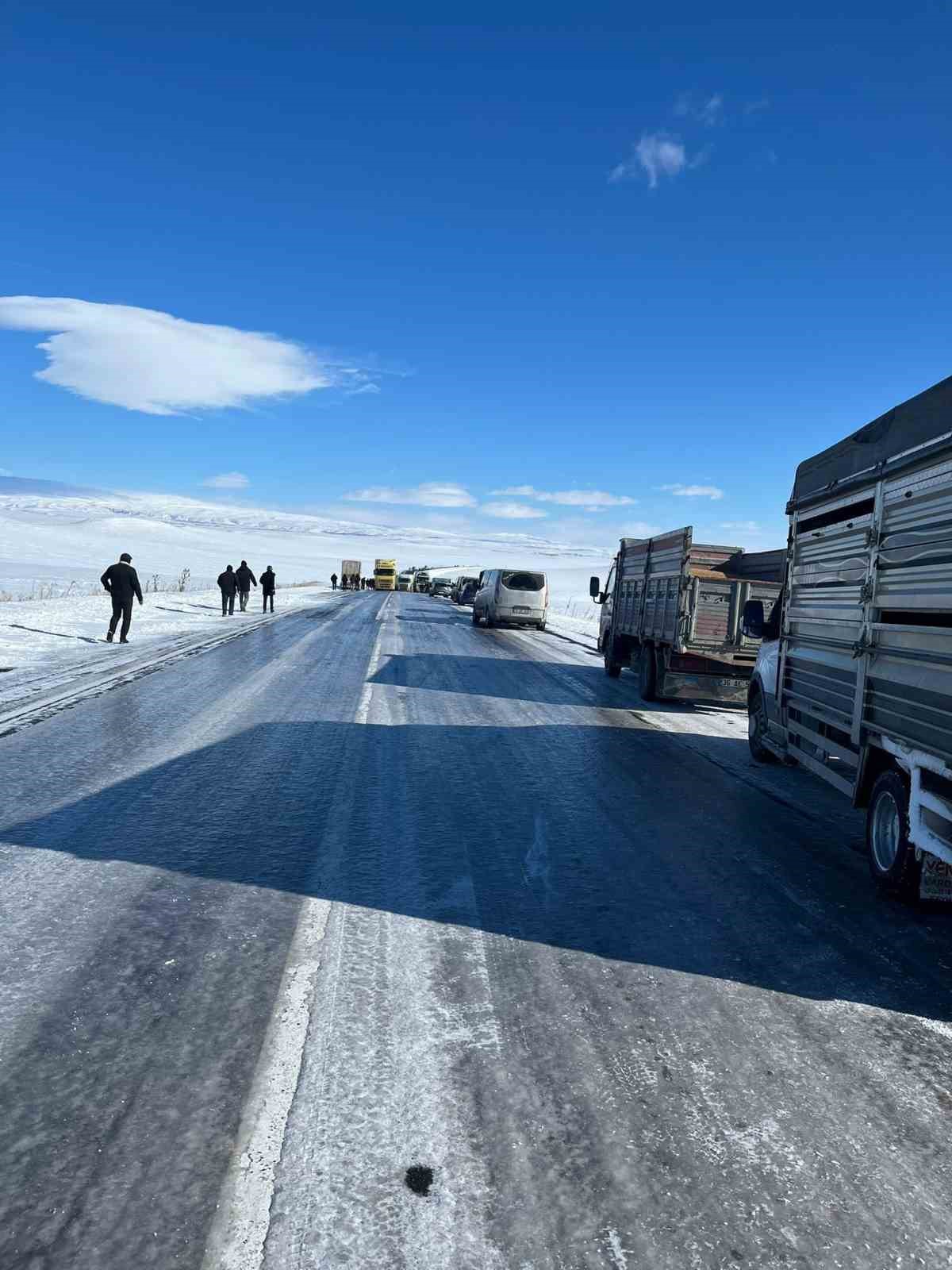 Eksi 30’a düşen sıcaklıklarda buz pistine dönen yolda araçlar mahsur kaldı
