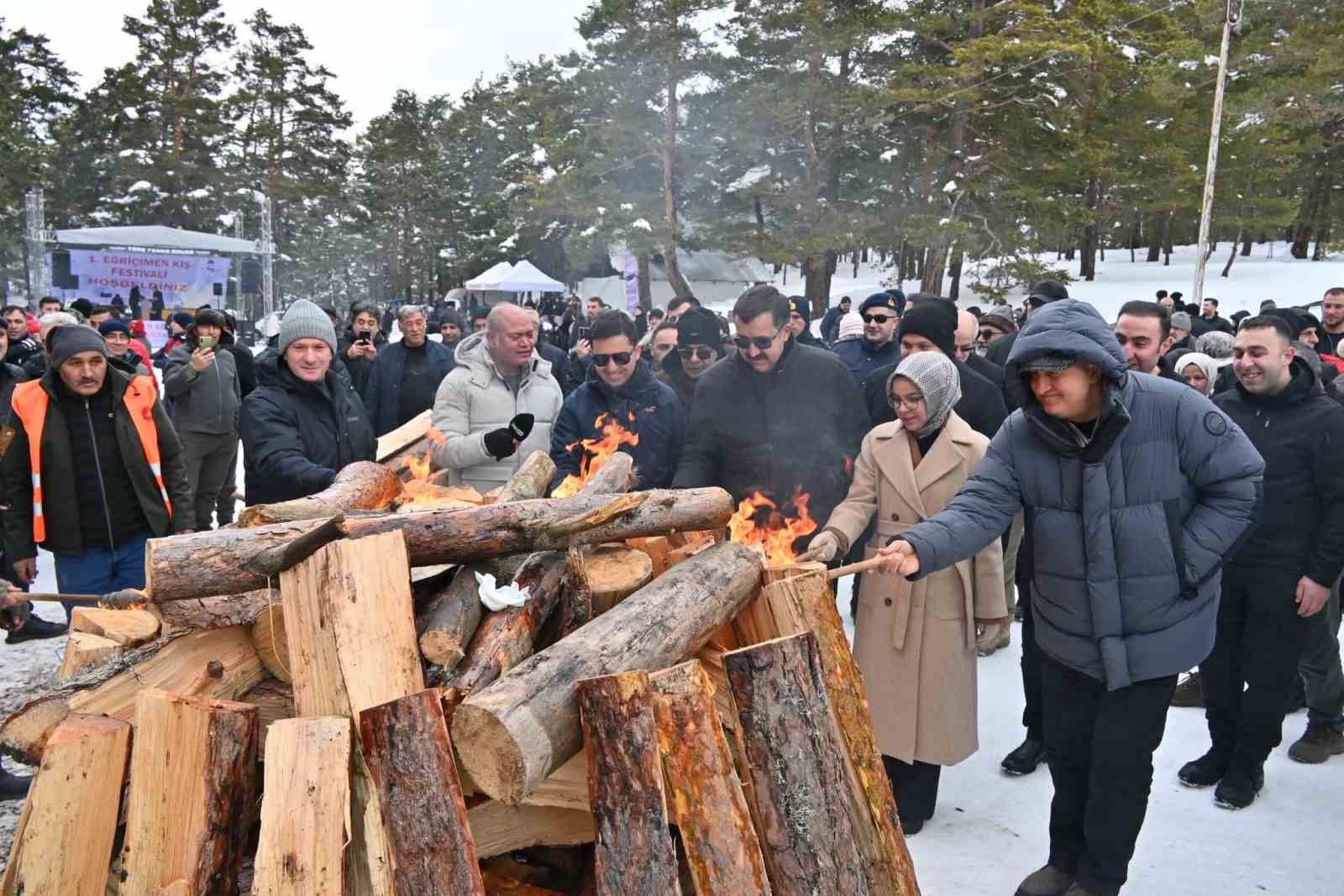 Ekskavatörle kızak yapıp soğuk havada halaylarla ısındılar
