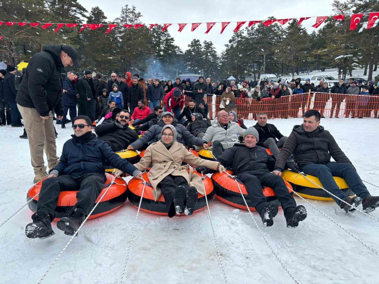 Ekskavatörle kızak yapıp soğuk havada halaylarla ısındılar
