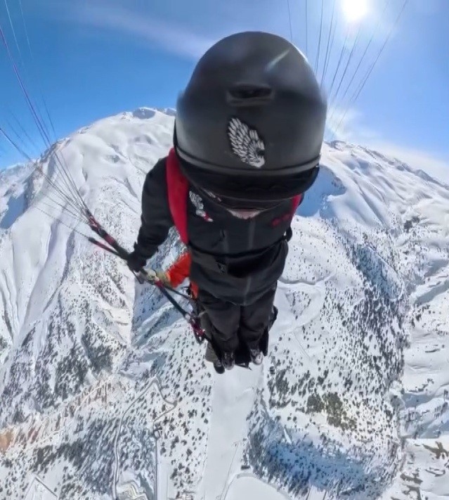 Ekstrem sporcu Koçak, Erzincan’da wingsuit ve paraşütle 500 metreden atladı
