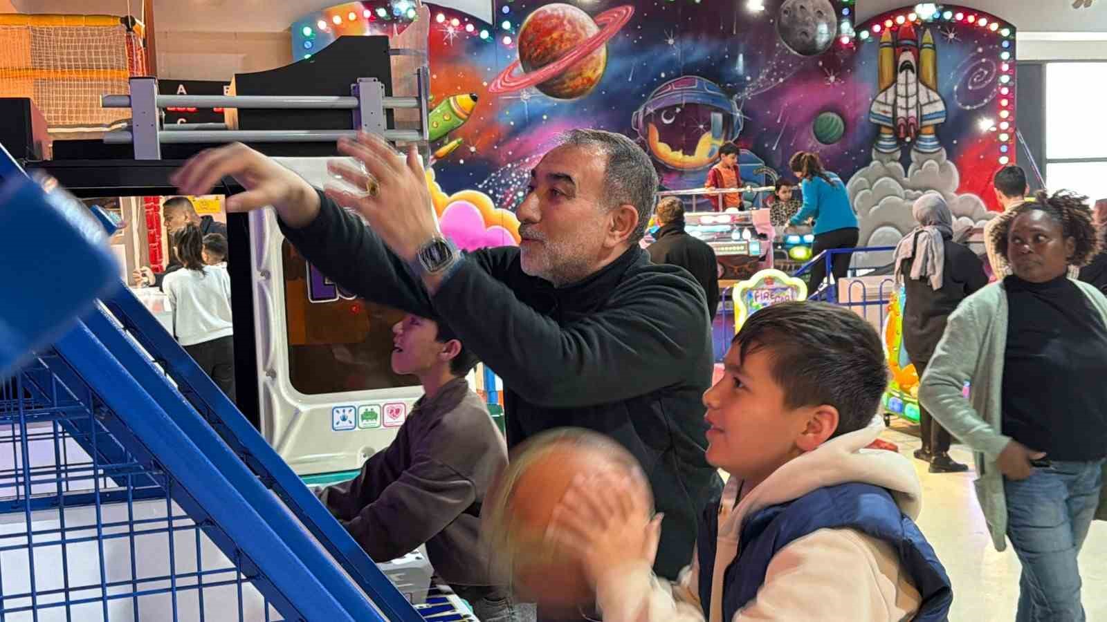 El arabasından eğlence merkezine: Çocuklara bayram hediyesi
