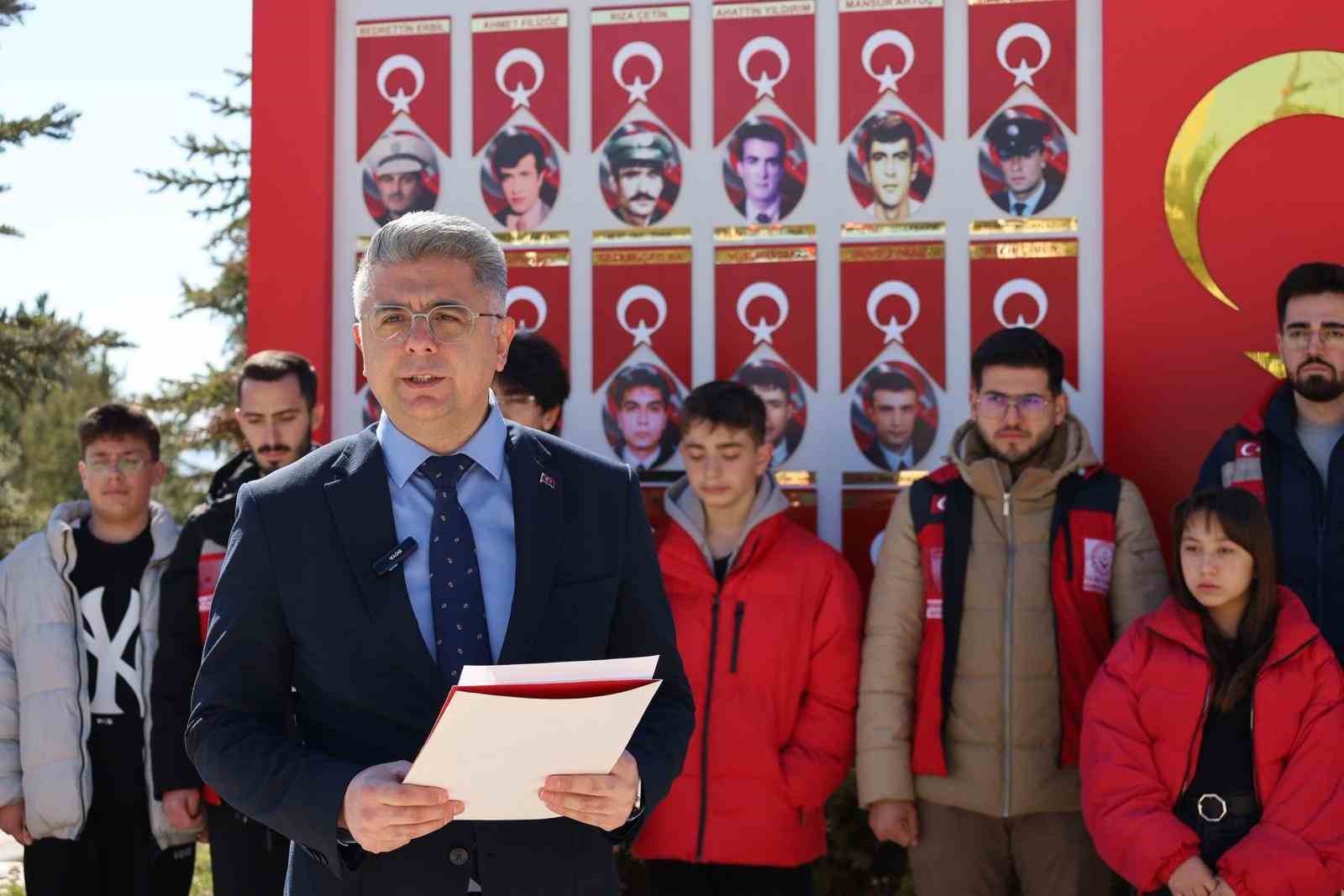 El ele verip mezarlıkları temizlediler
