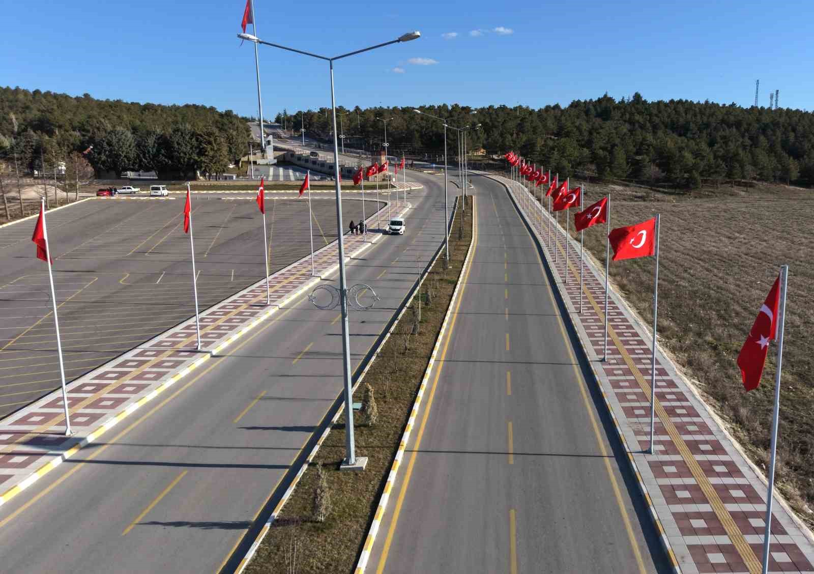 El ele verip şehitlikte temizlik yaptılar
