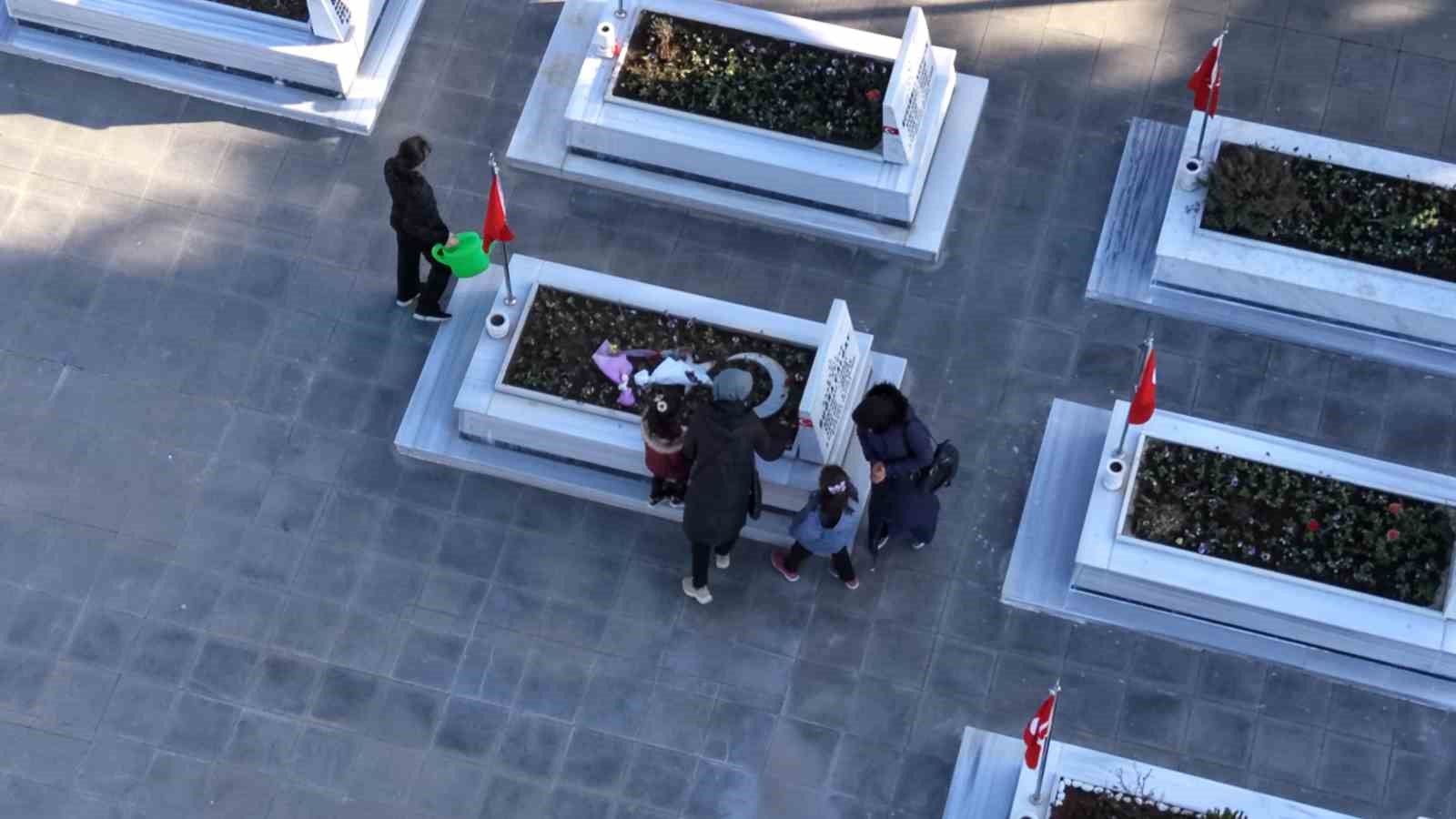 El ele verip şehitlikte temizlik yaptılar
