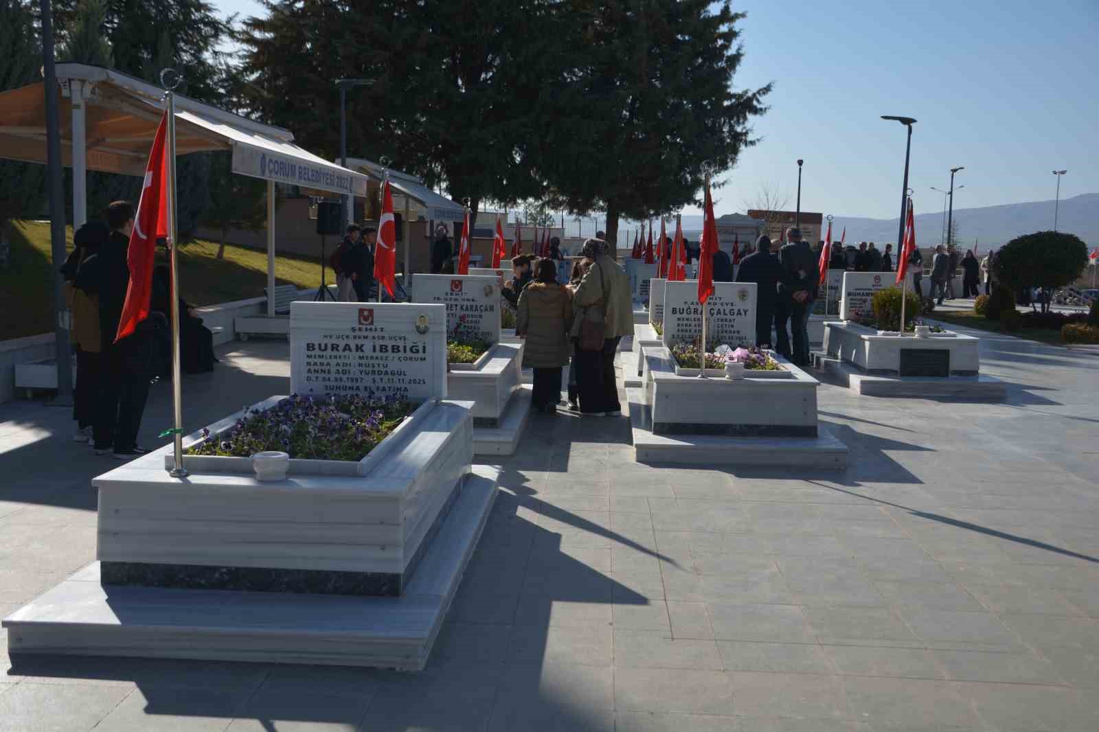 El ele verip şehitlikte temizlik yaptılar
