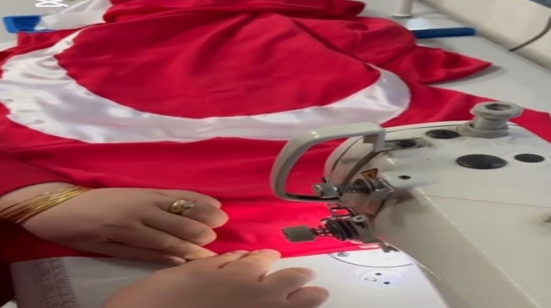 El emeği göz nuru Türk bayrakları ilmek ilmek işlendi
