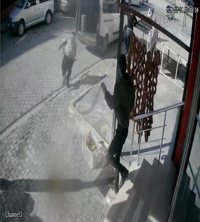 El freni boşalan minibüs ana yola indi, facia son anda önledi
El freni boşalan minibüs ana yola indi, facia son anda önledi