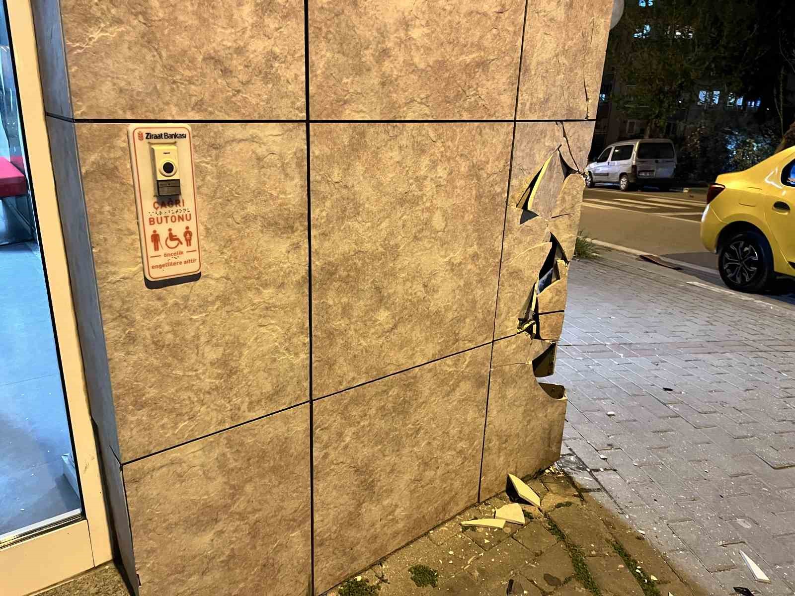 El freni boşalan minibüs duvara çarptı
