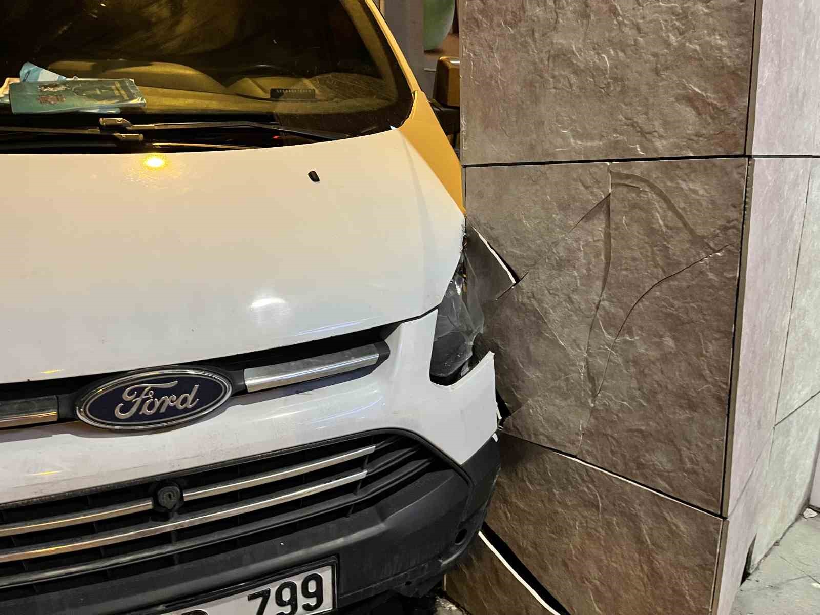El freni boşalan minibüs duvara çarptı
