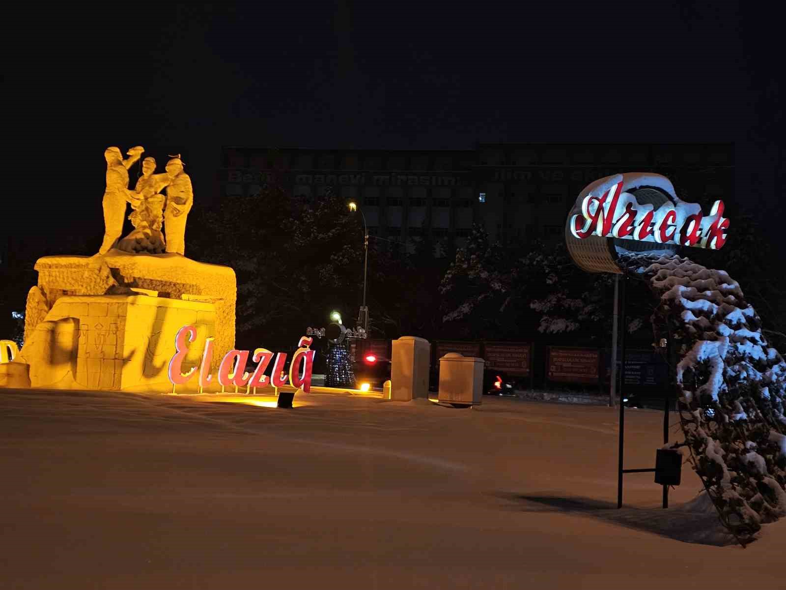 Elazığ Çaydaçıra Kavşağı’nda kar manzarası
