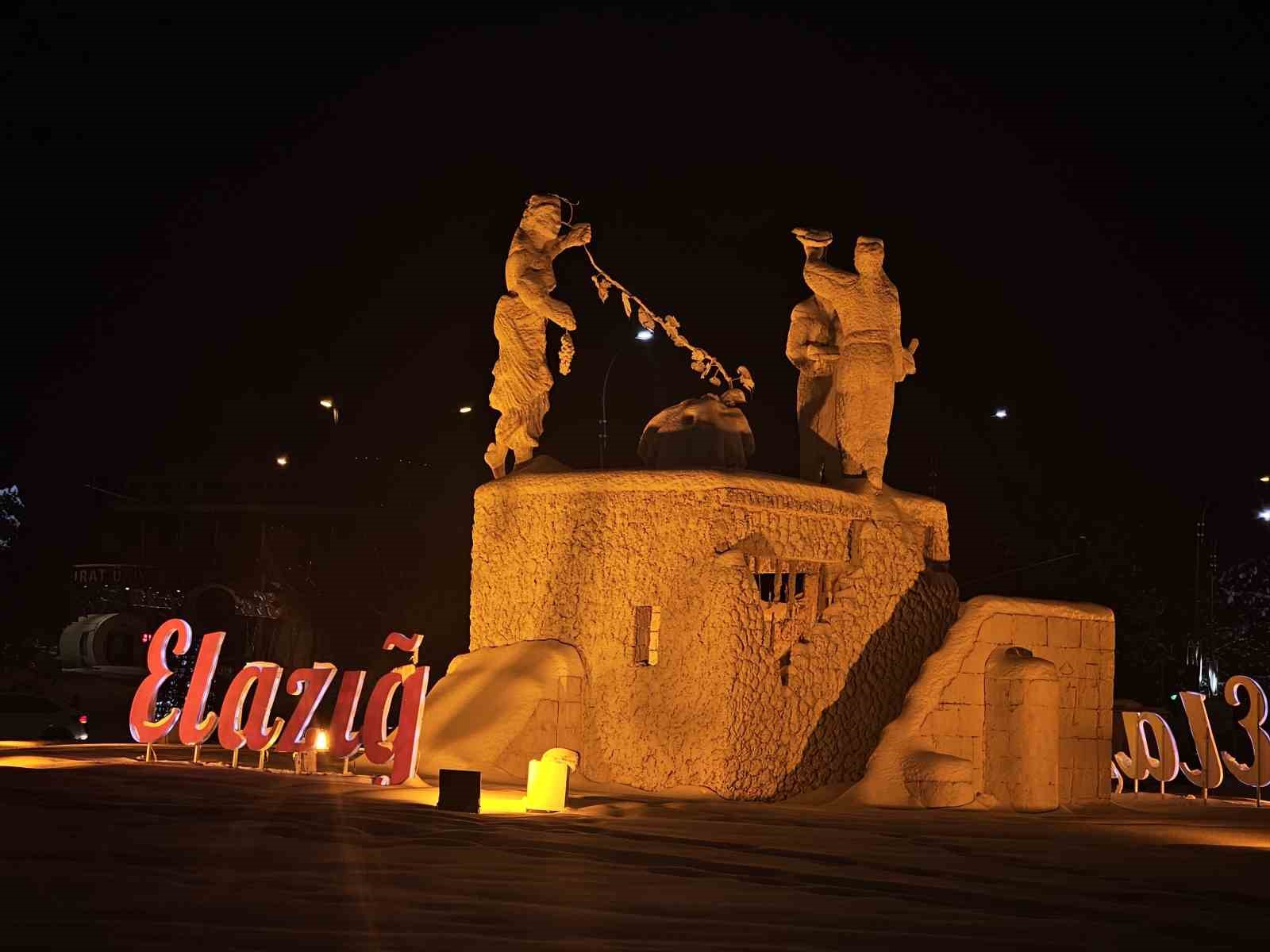 Elazığ Çaydaçıra Kavşağı’nda kar manzarası
