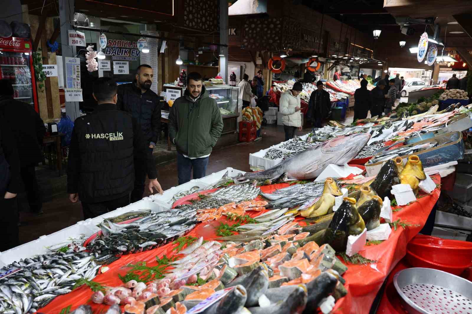 Elazığ Kapalı Çarşı’da 85 kiloluk orkinos tezgaha indi
