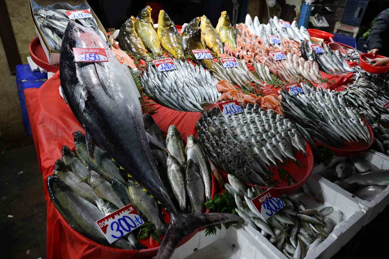 Elazığ Kapalı Çarşı’da 85 kiloluk orkinos tezgaha indi
