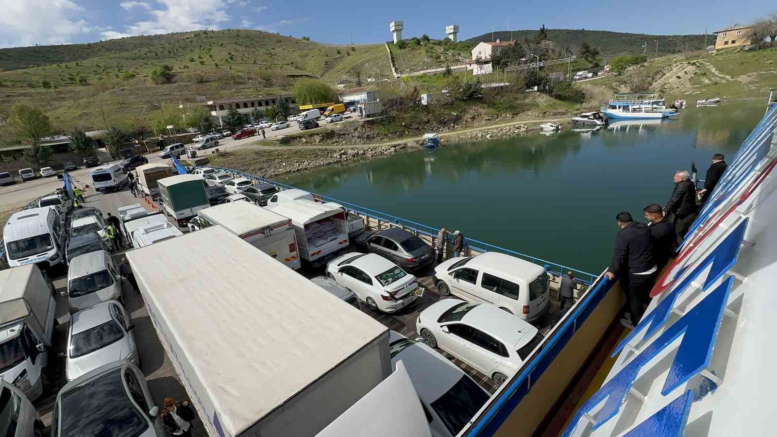 Elazığ-Pertek feribotunda metrelerce kuyruk oluştu
