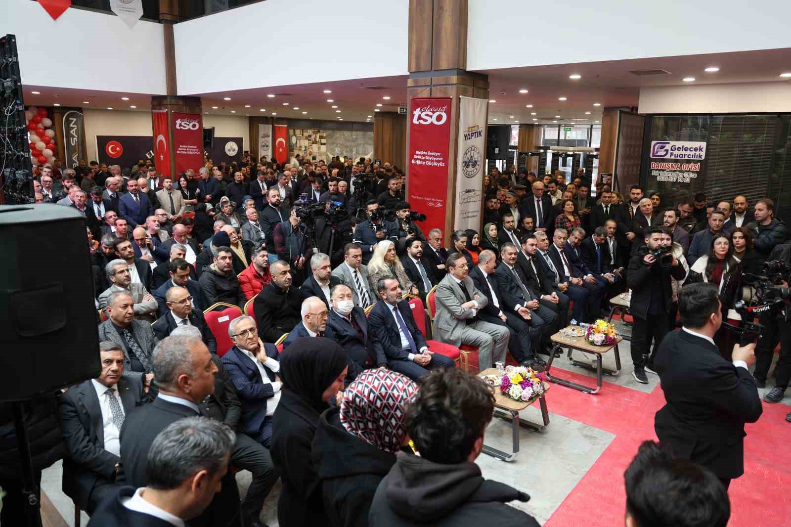 Elazığ TSO Genel Ticaret Fuarı kapılarını açtı
Elazığ TSO Genel Ticaret Fuarı kapılarını açtı
