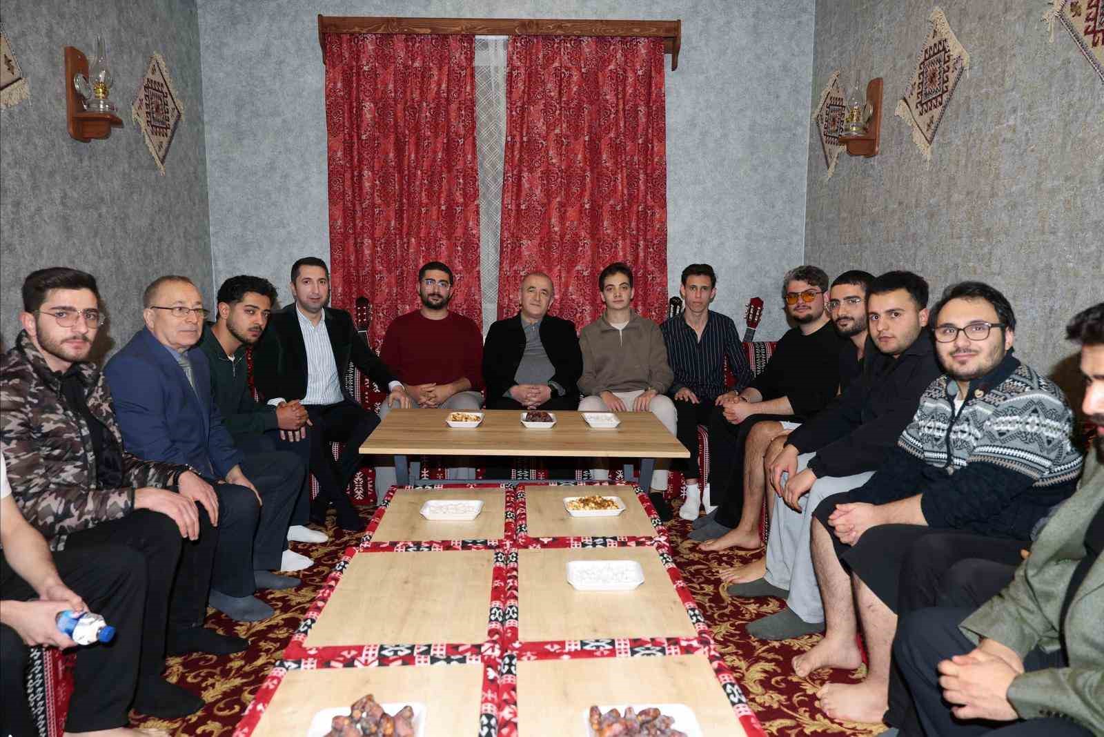 Elazığ Valisi Hatipoğlu, iftarda gençlerle buluştu
