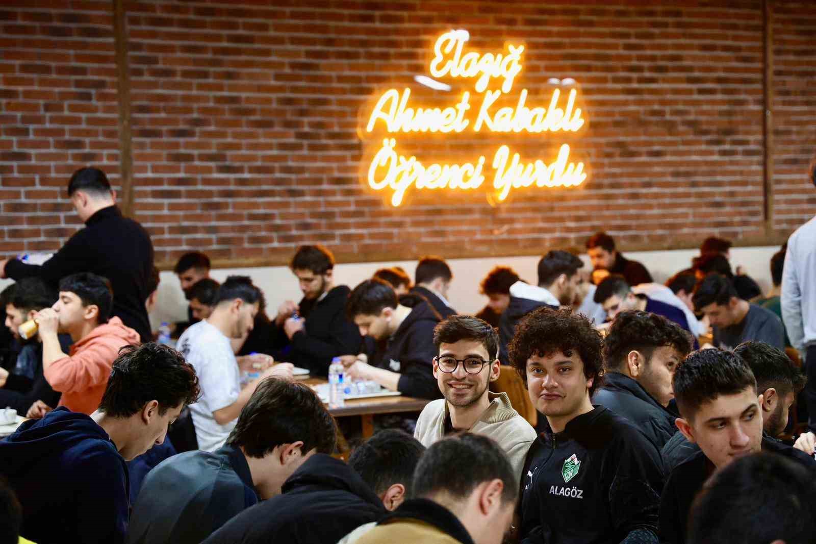 Elazığ Valisi Hatipoğlu, iftarda gençlerle buluştu
