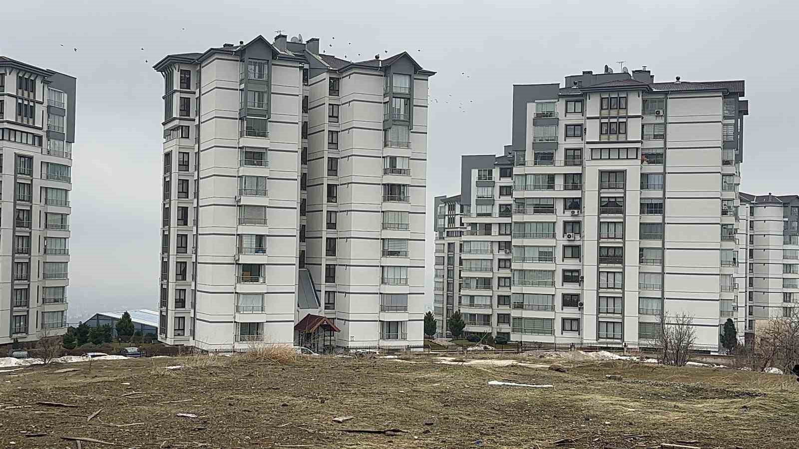 Elazığ’da 15’inci kattan kendini boşluğa bırakan genç hayatını kaybetti
