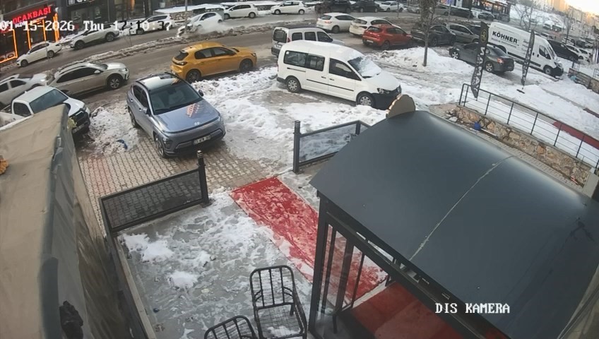 Elazığ’da 3 aracın karıştığı kaza kamerada: 1 yaralı
