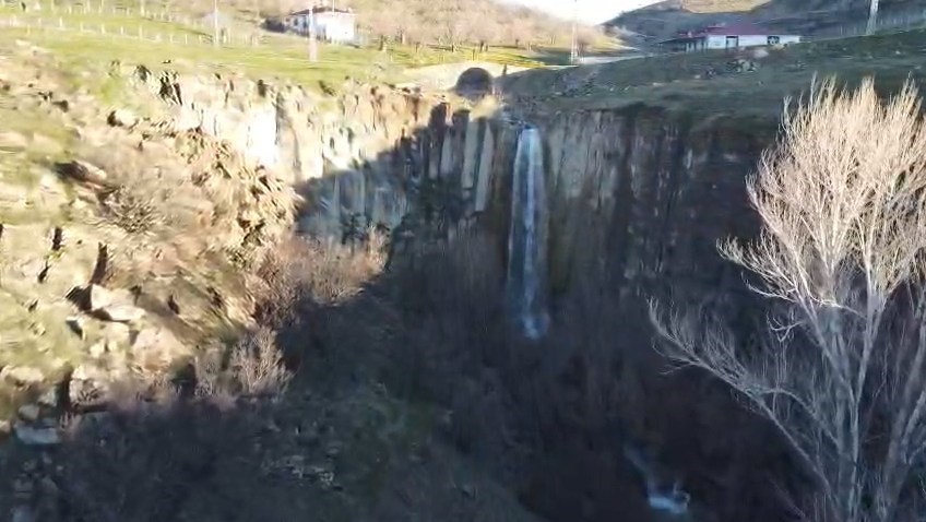 Elazığ’da 40 metre yükseklikten dökülen şelale keşfedilmeyi bekliyor

