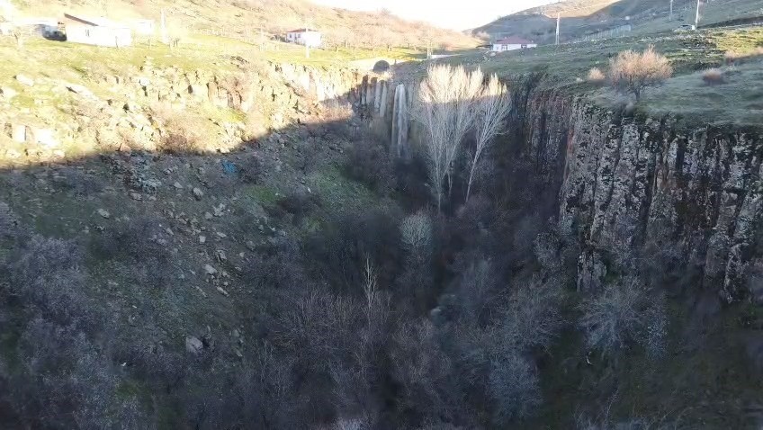 Elazığ’da 40 metre yükseklikten dökülen şelale keşfedilmeyi bekliyor
