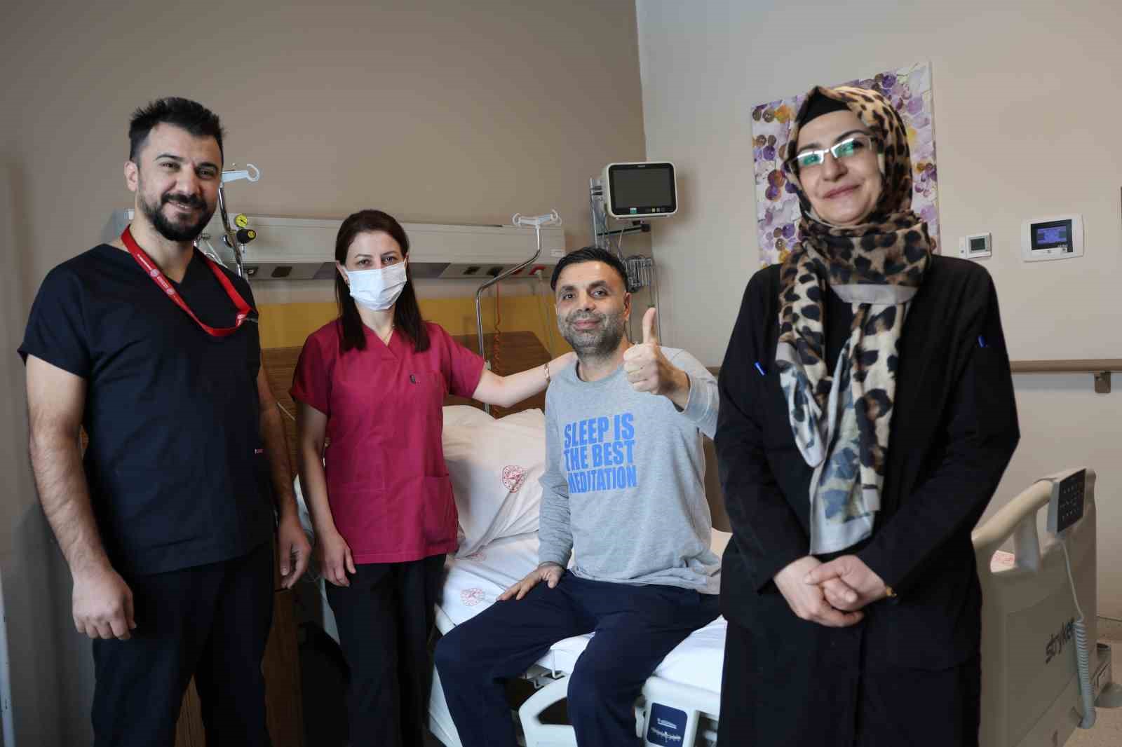 Elazığ’da 45 yaşındaki hasta 50 dakikalık kalp masajıyla hayata döndürüldü
Elazığ’da 45 yaşındaki hasta 50 dakikalık kalp masajıyla hayata döndürüldü