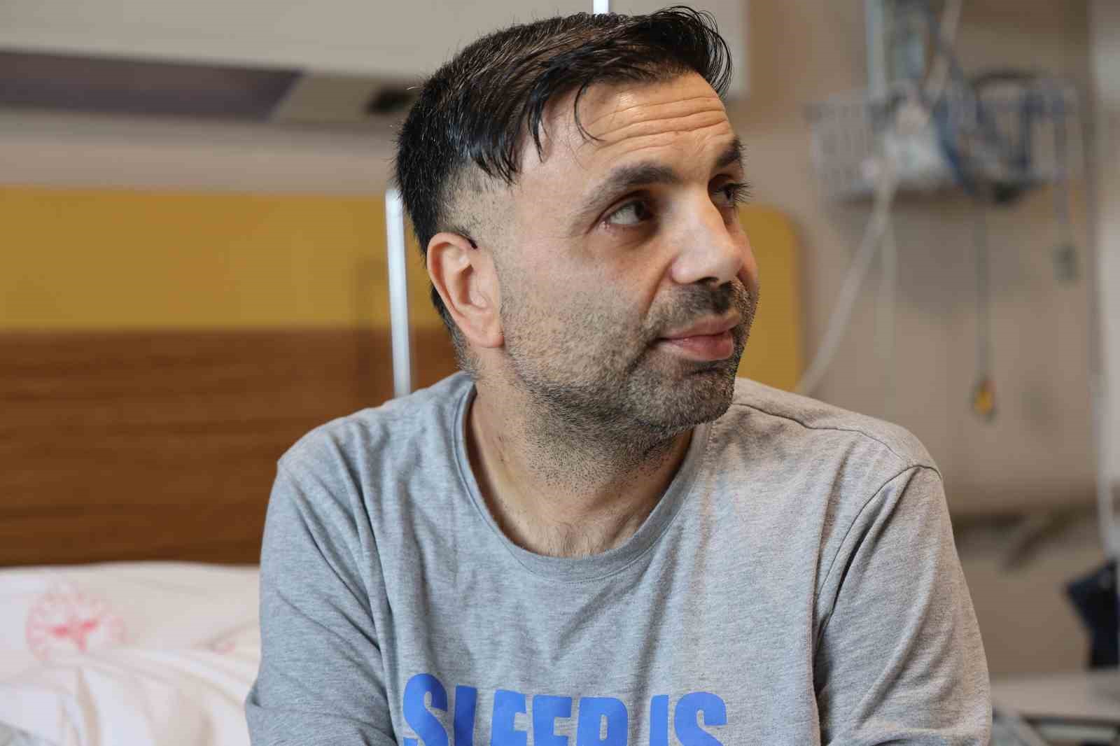 Elazığ’da 45 yaşındaki hasta 50 dakikalık kalp masajıyla hayata döndürüldü
Elazığ’da 45 yaşındaki hasta 50 dakikalık kalp masajıyla hayata döndürüldü