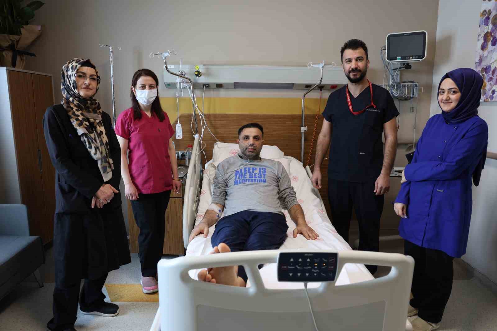 Elazığ’da 45 yaşındaki hasta 50 dakikalık kalp masajıyla hayata döndürüldü
Elazığ’da 45 yaşındaki hasta 50 dakikalık kalp masajıyla hayata döndürüldü