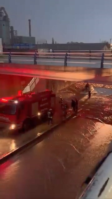 Elazığ’da alt geçit suyla doldu: Mahsur kalan vatandaşları itfaiye kurtardı
