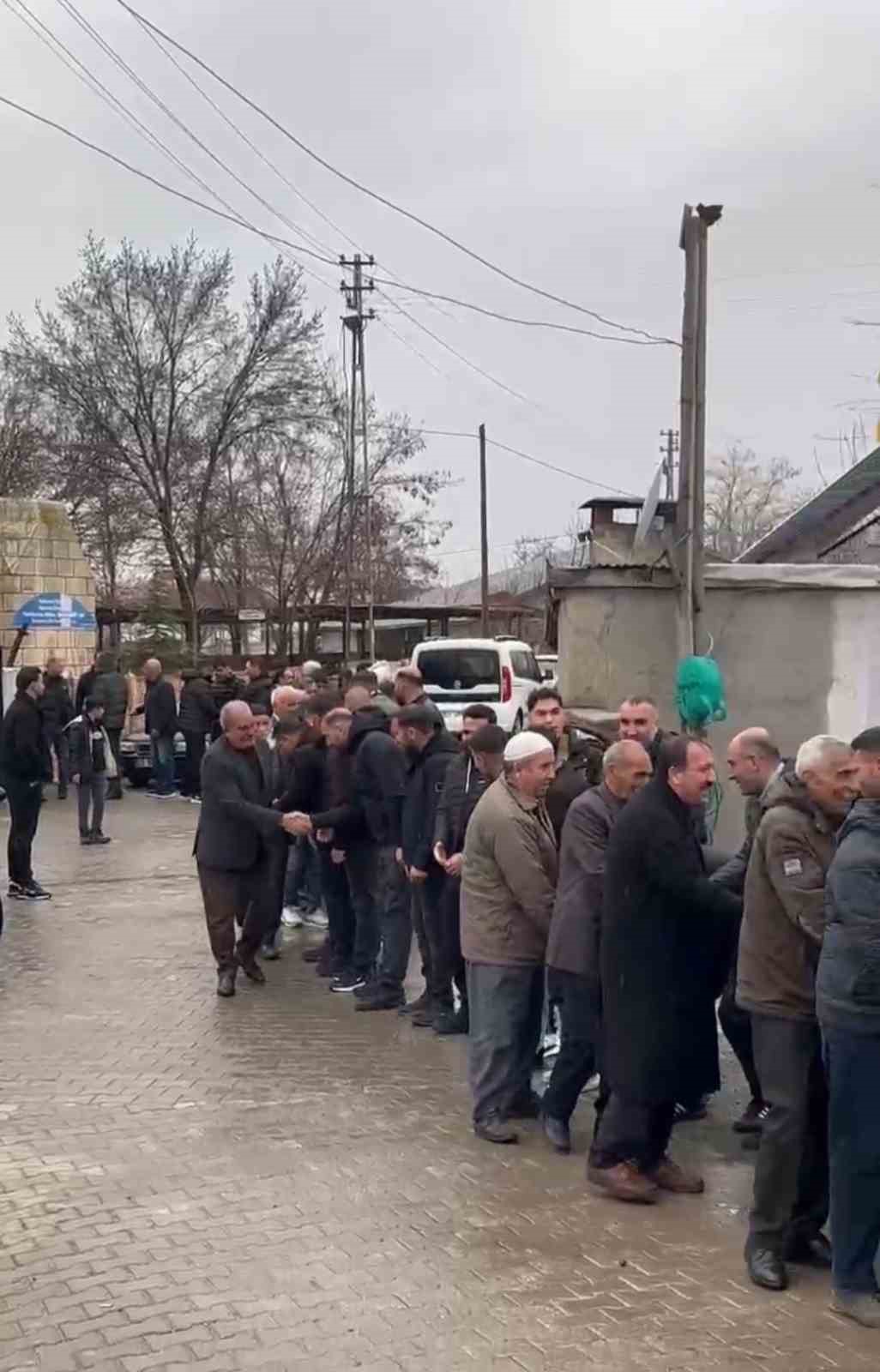 Elazığ’da  asırlık bayramlaşma geleneğinde metrelerce kuyruk
