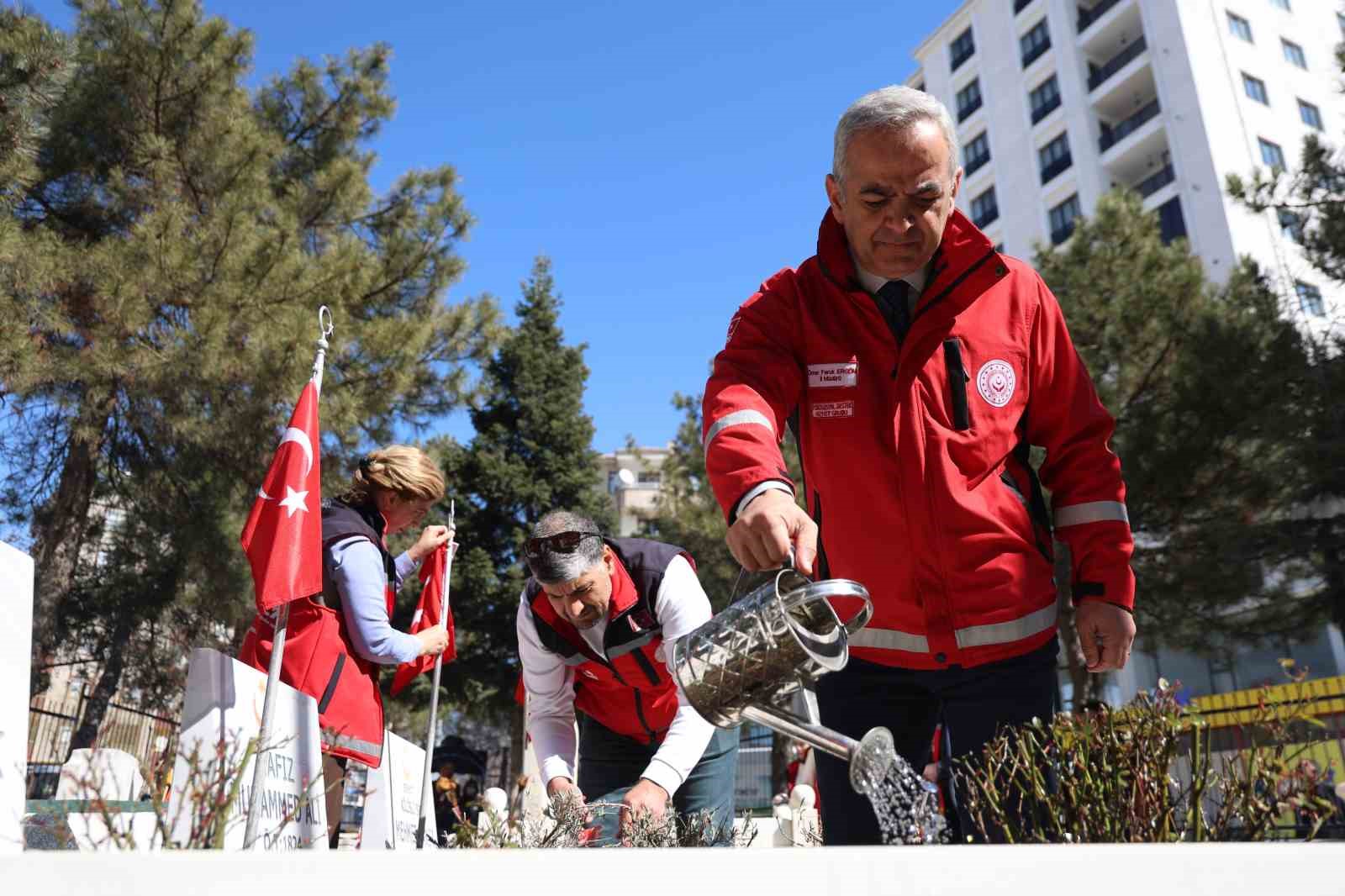 Elazığ’da bayram öncesi, şehitlikler temizlendi
