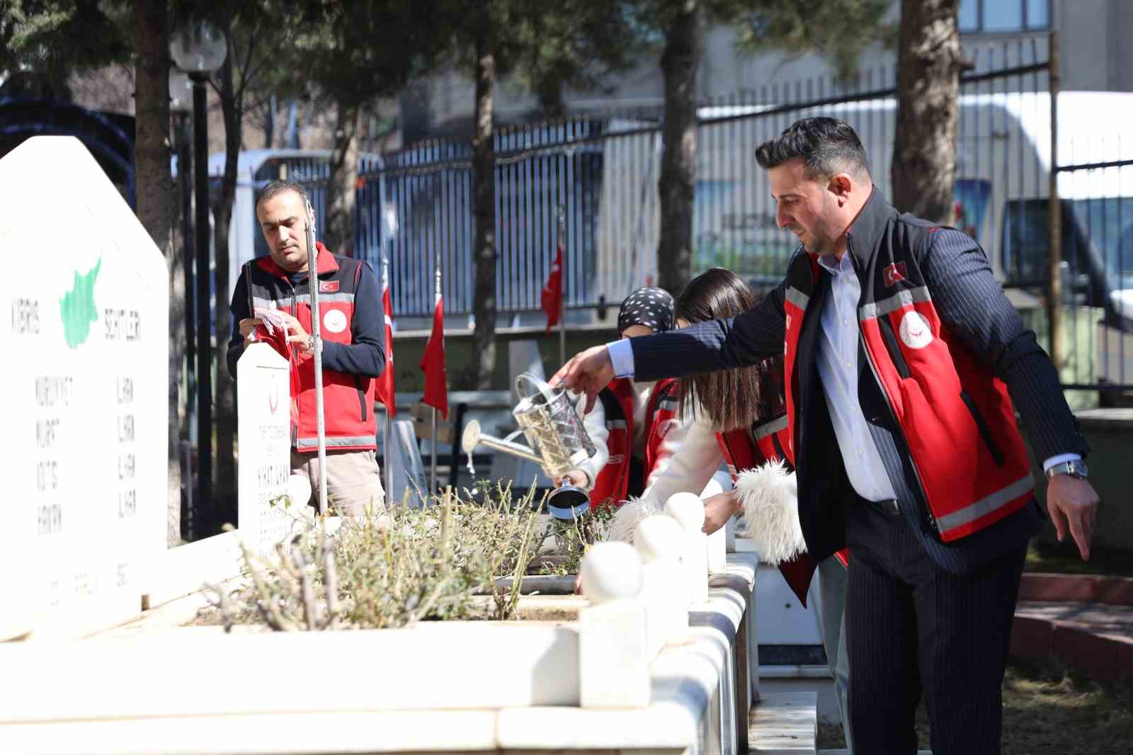 Elazığ’da bayram öncesi, şehitlikler temizlendi
