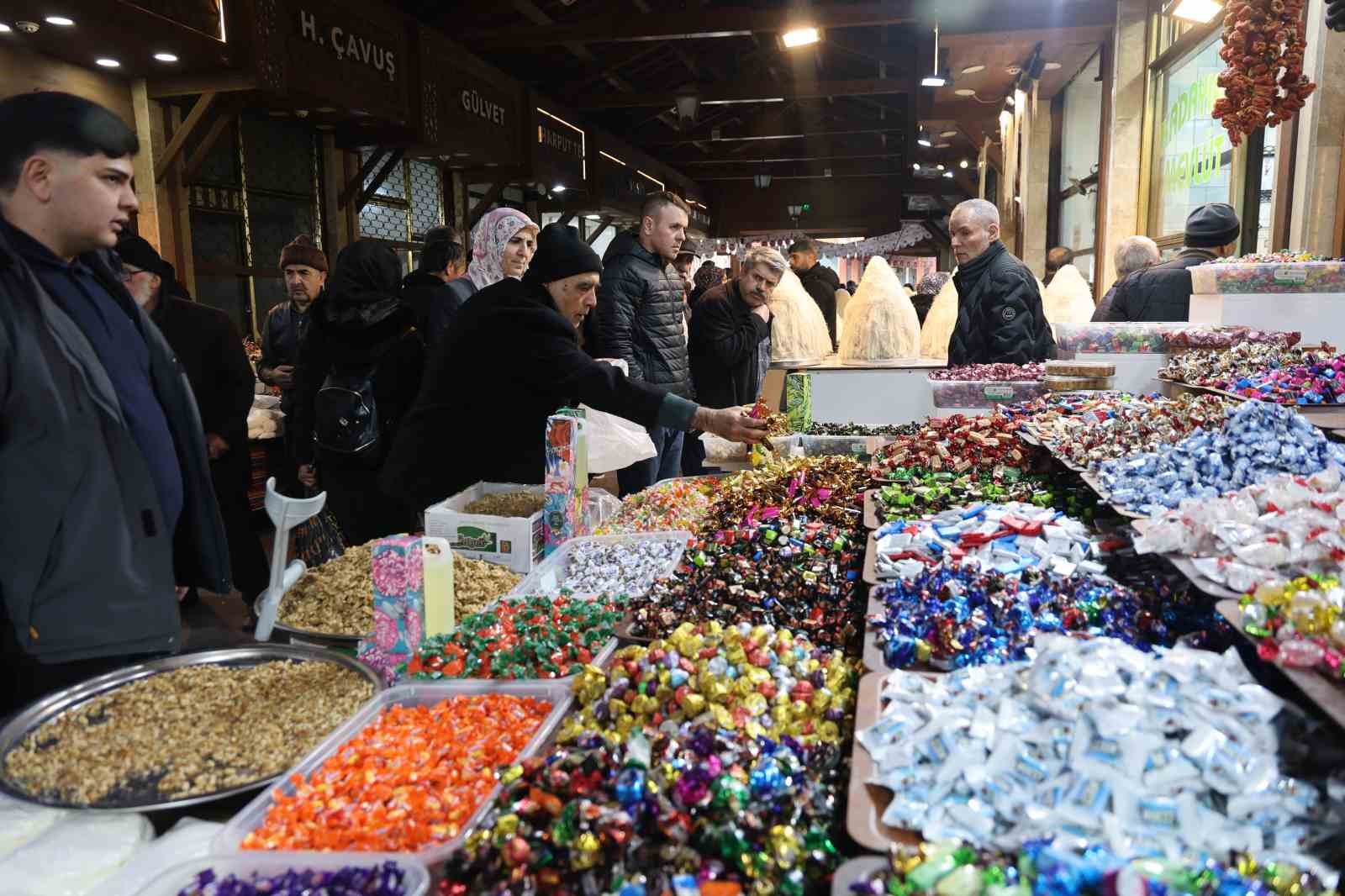 Elazığ’da bayram şekerleri tezgahlardaki yerini aldı
