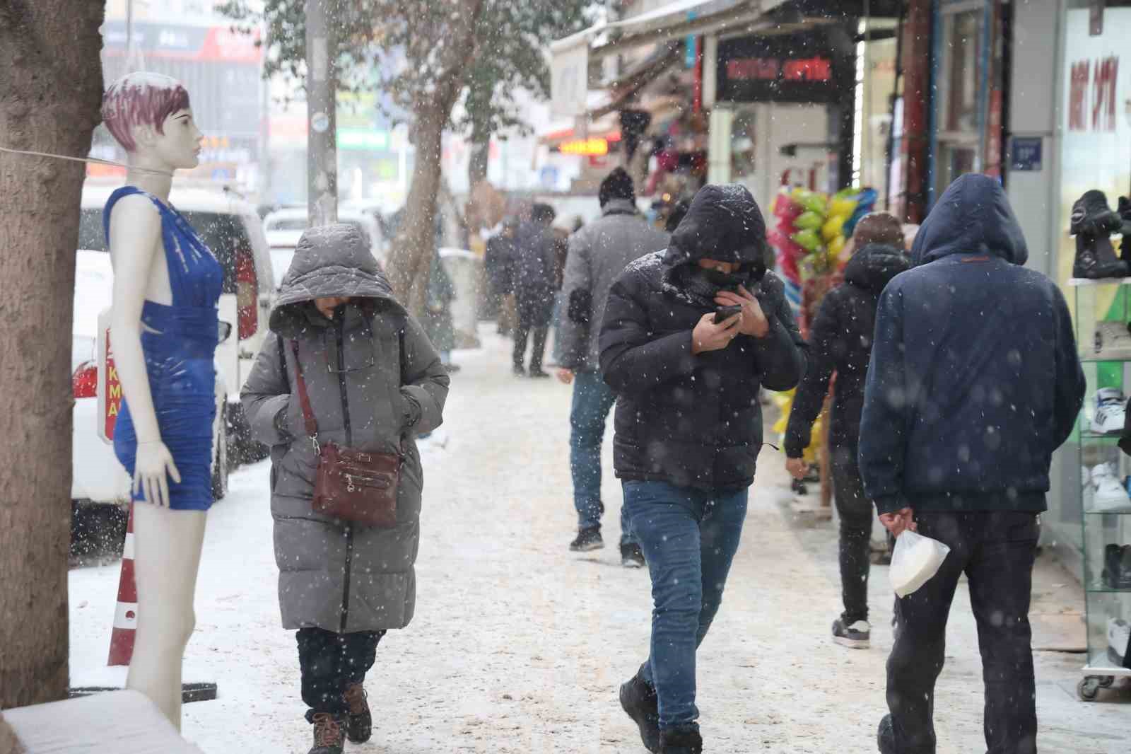 Elazığ’da beklenen kar yağışı başladı
