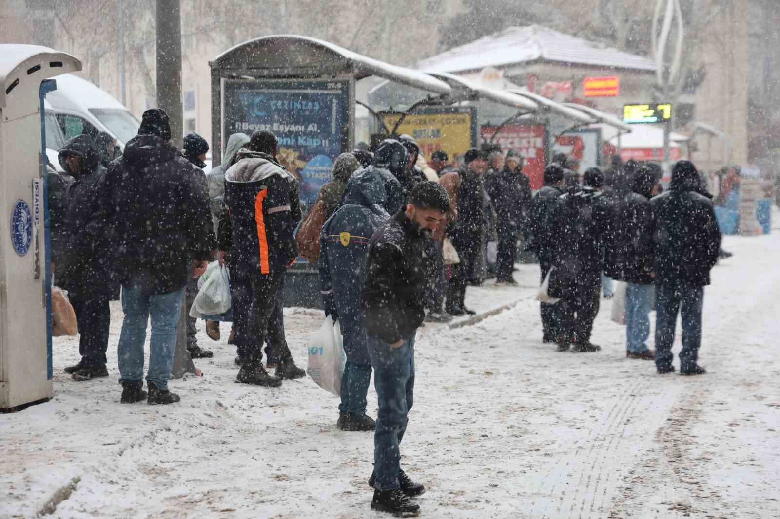 Elazığ’da beklenen kar yağışı başladı

