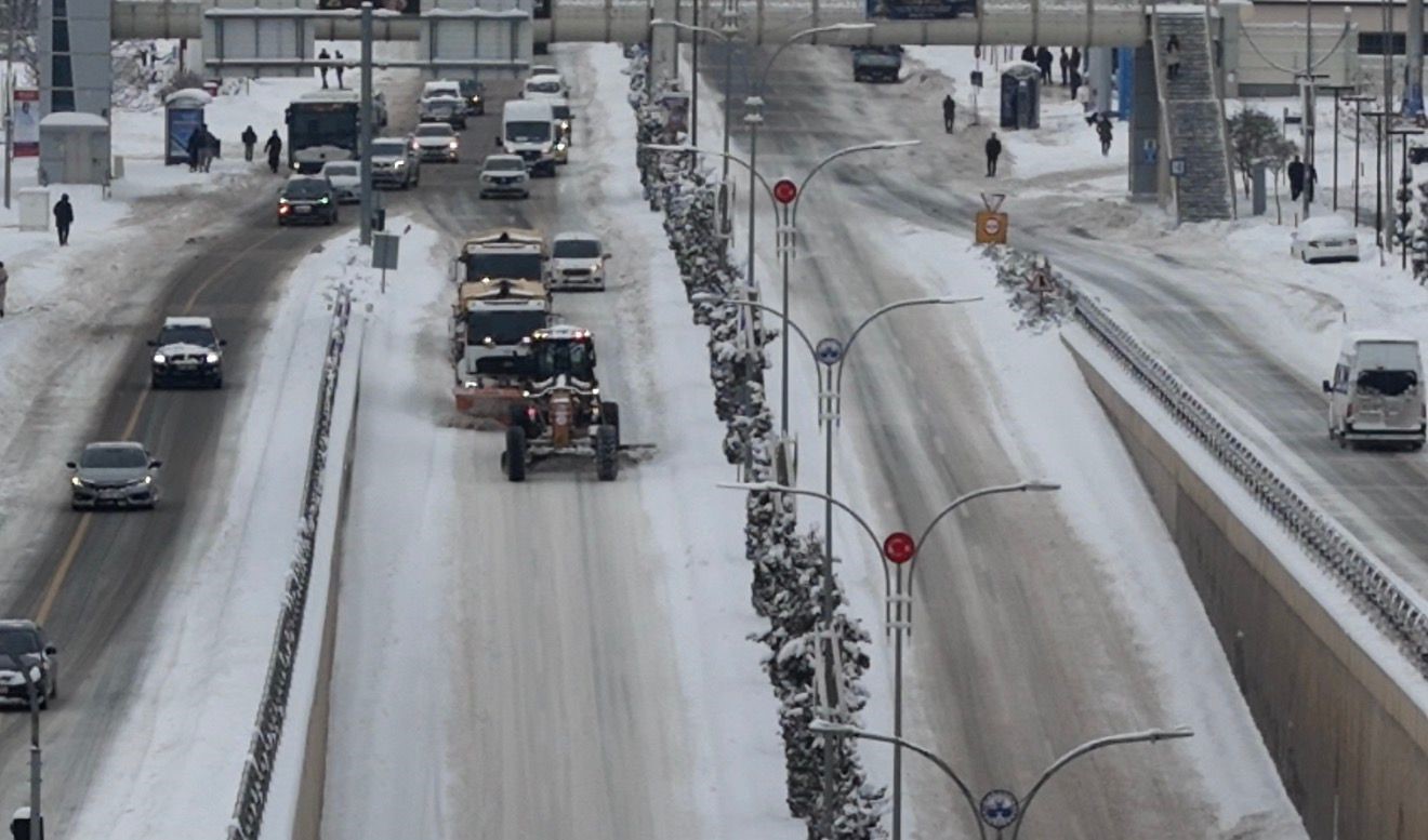 Elazığ’da belediye ekipleri, karla mücadelesini aralıksız sürdürüyor
