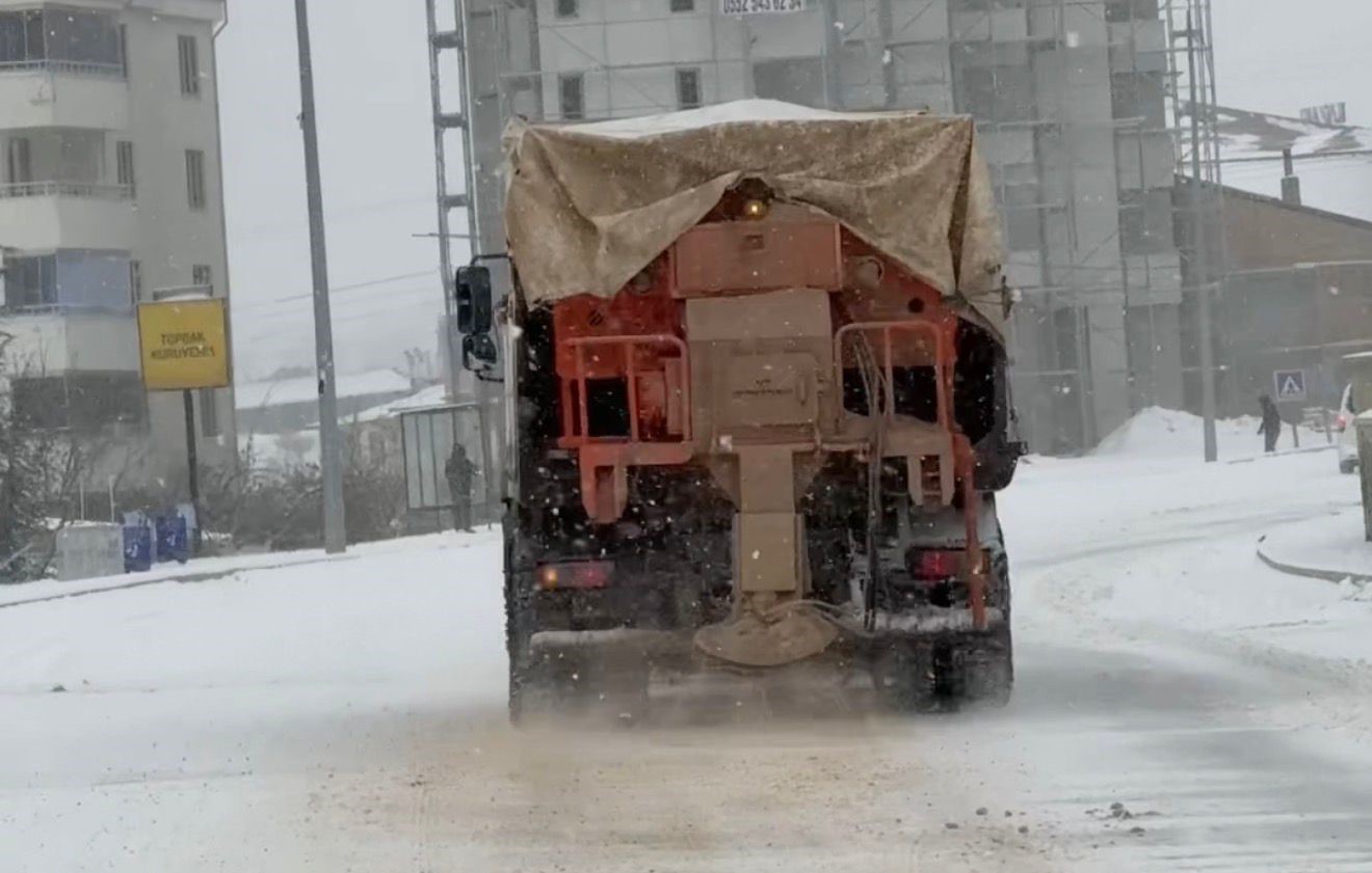 Elazığ’da belediye ekipleri, karla mücadelesini aralıksız sürdürüyor

