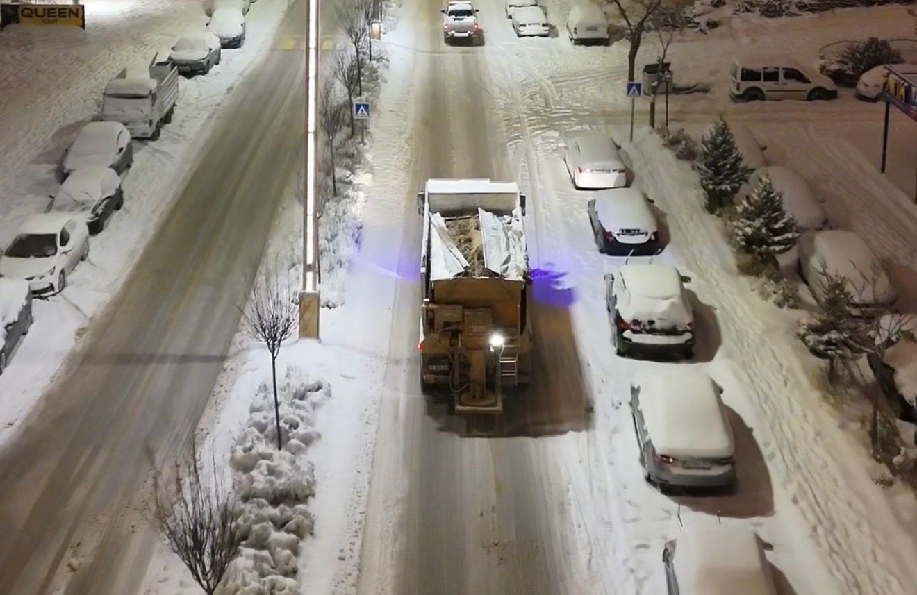 Elazığ’da belediye ekipleri, karla mücadelesini aralıksız sürdürüyor
