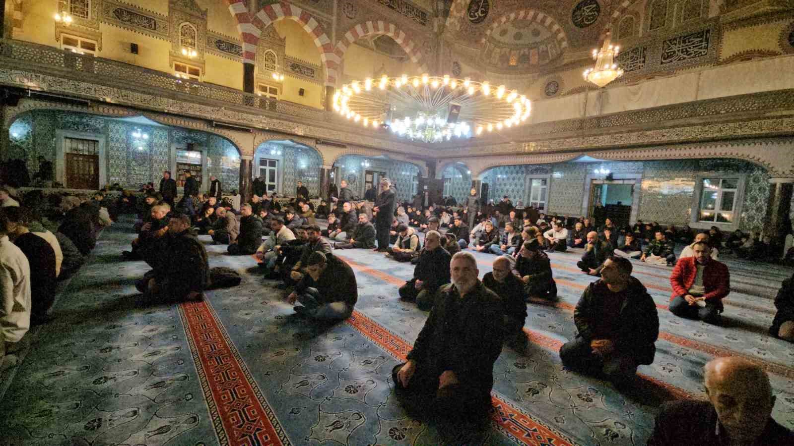 Elazığ’da Berat Kandili’nde camiler doldu taştı
