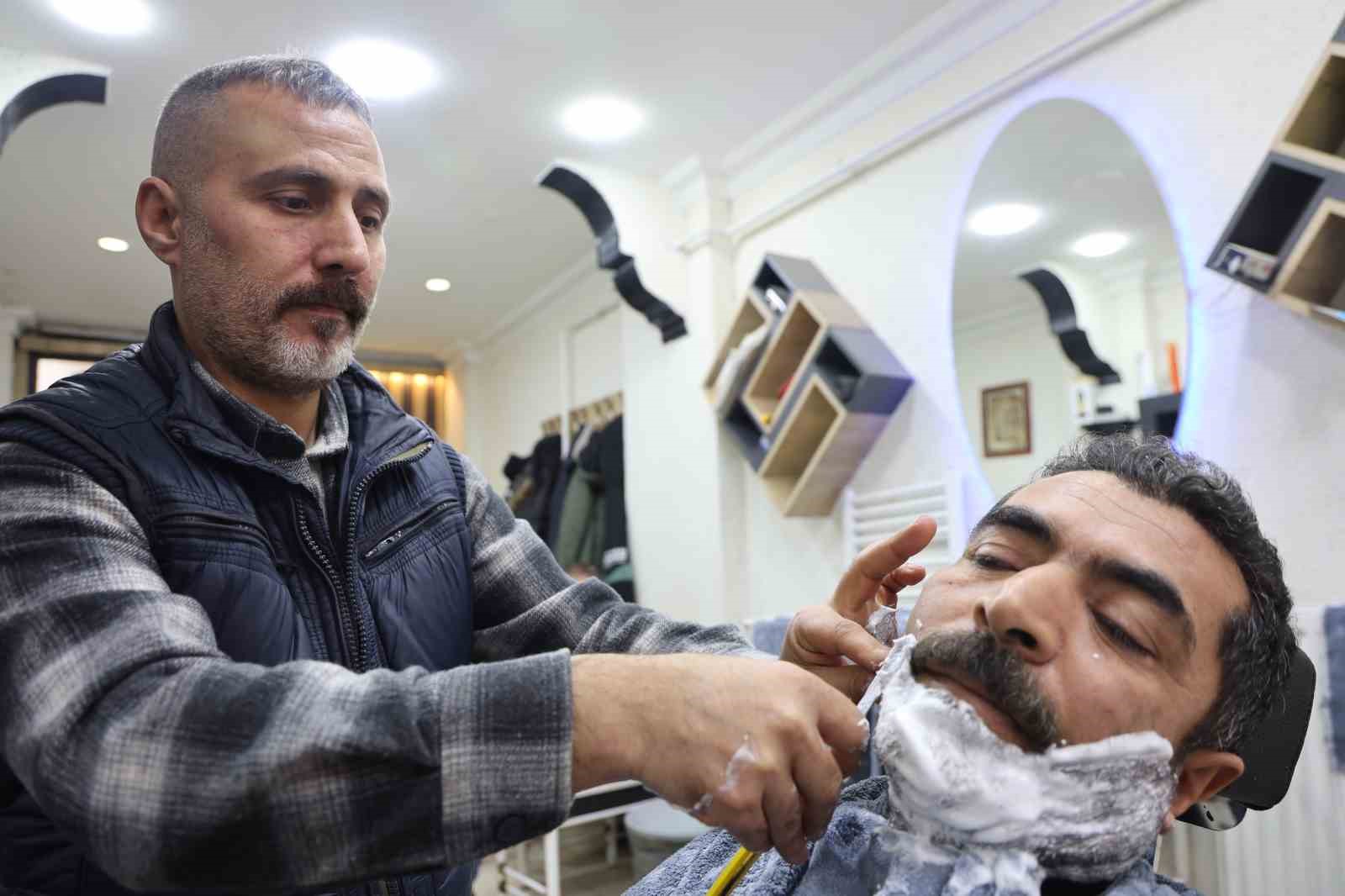 Elazığ’da berberlerde bayram mesaisi
