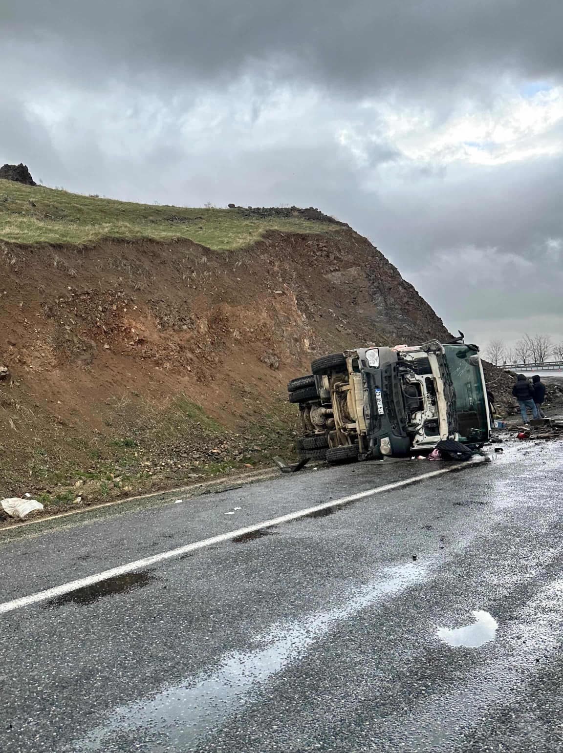 Elazığ’da beton pompası yan yattı: 1 yaralı
