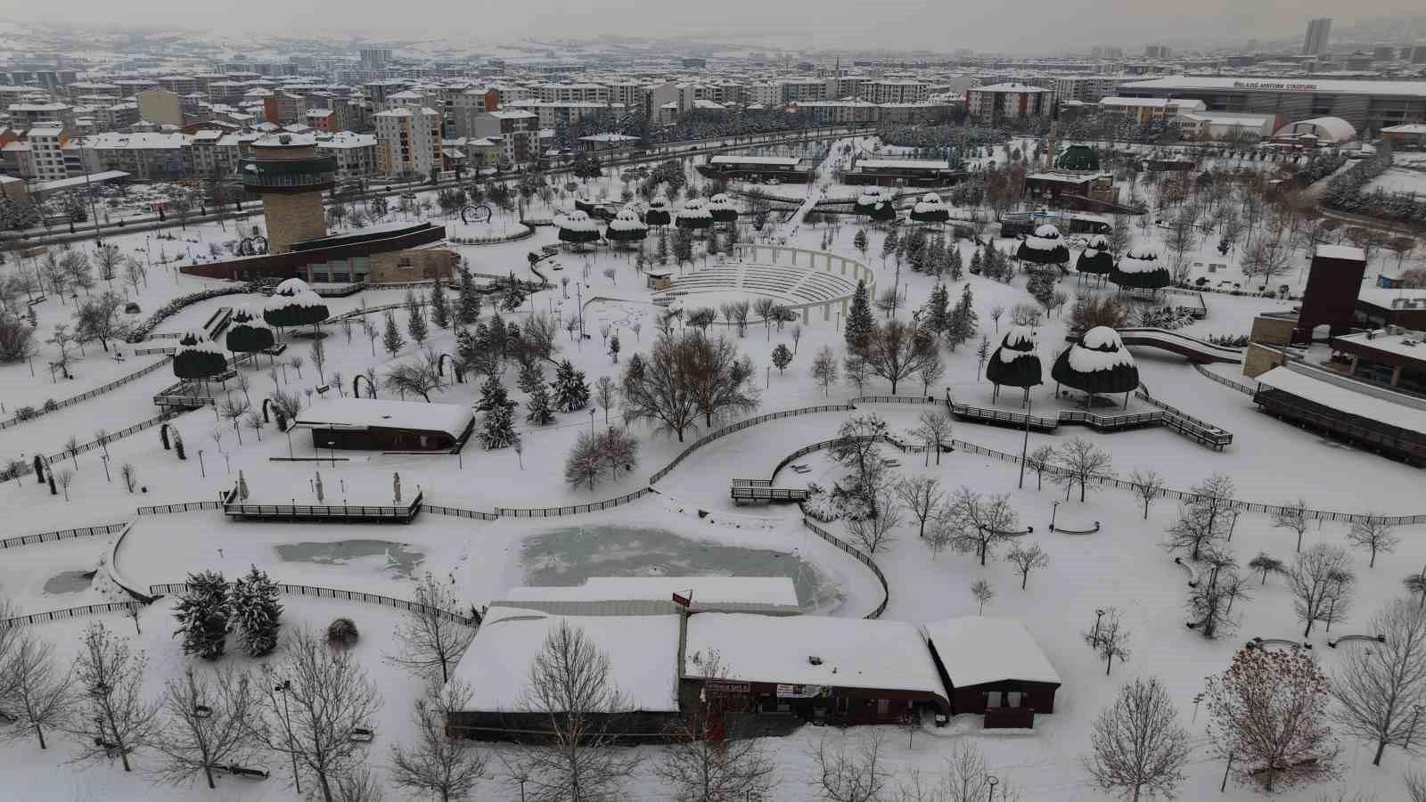 Elazığ’da beton yığınlarının arasındaki beyaz vaha mest etti
