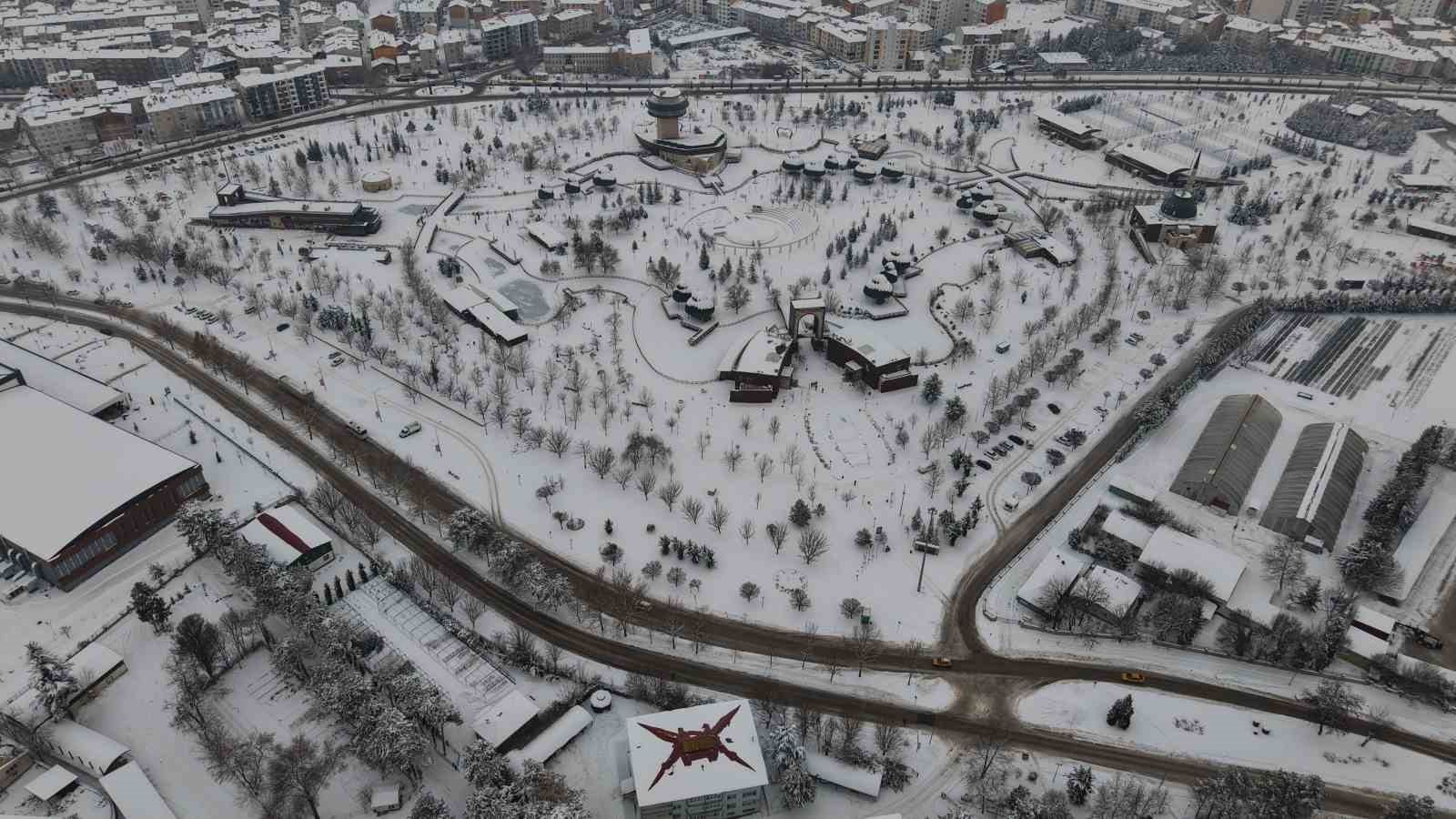 Elazığ’da beton yığınlarının arasındaki beyaz vaha mest etti
