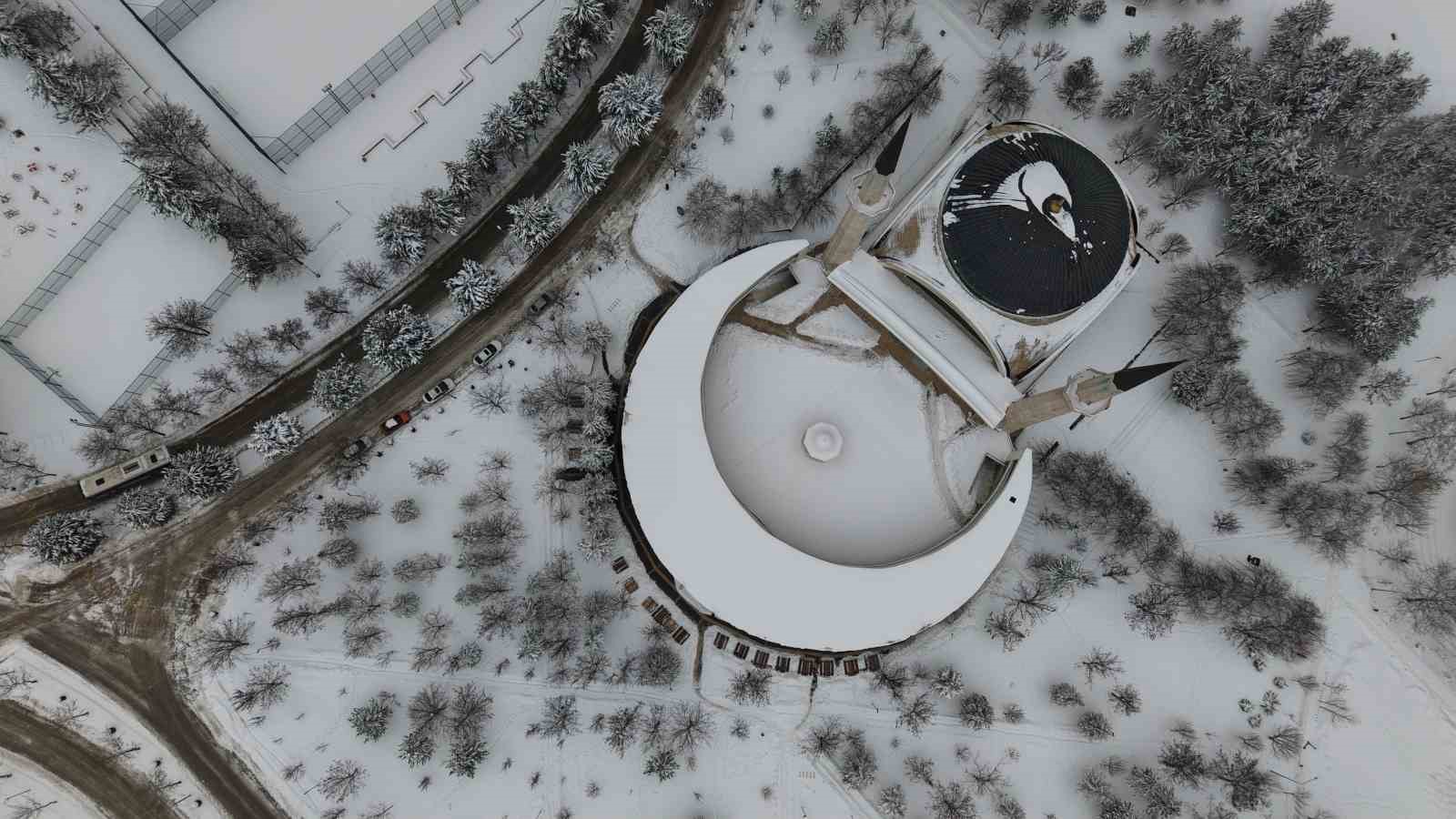 Elazığ’da beton yığınlarının arasındaki beyaz vaha mest etti
