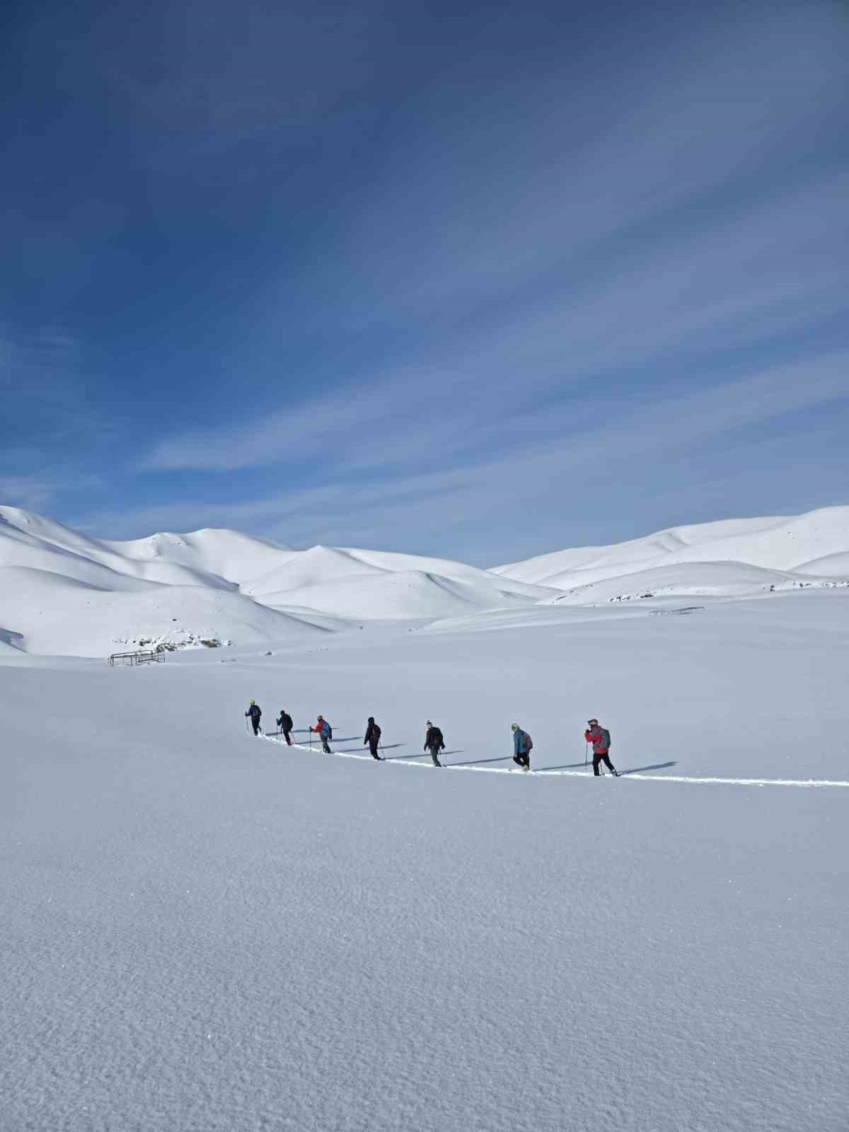 Elazığ’da dağcılık tarihine geçen tırmanış: 15 yaşındaki sporcu Akdağ zirvesine çıktı
