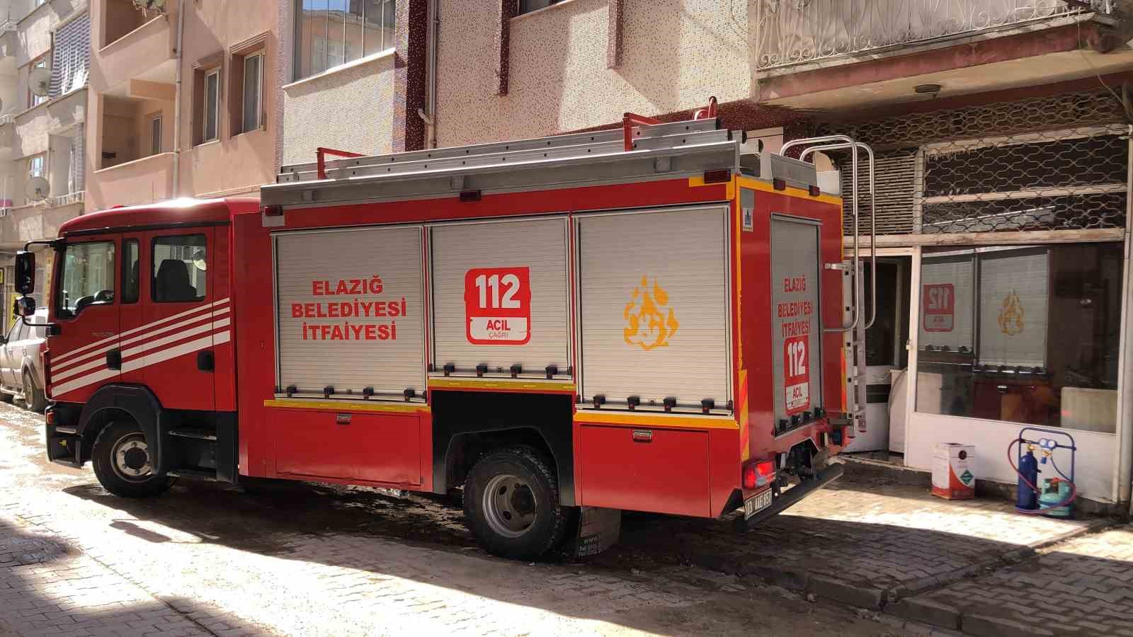 Elazığ’da depo yangını ekiplerce söndürüldü
