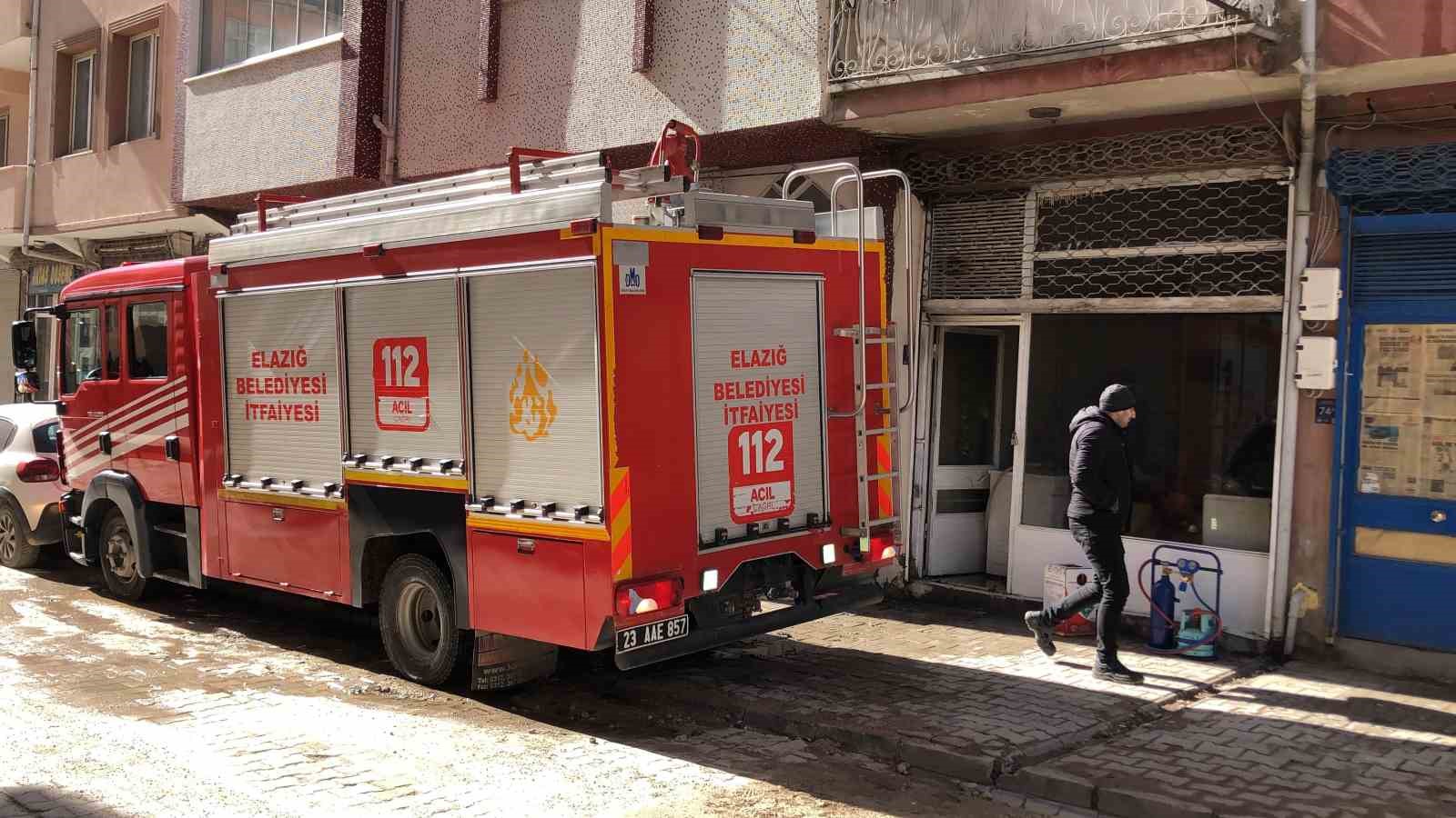 Elazığ’da depo yangını ekiplerce söndürüldü
