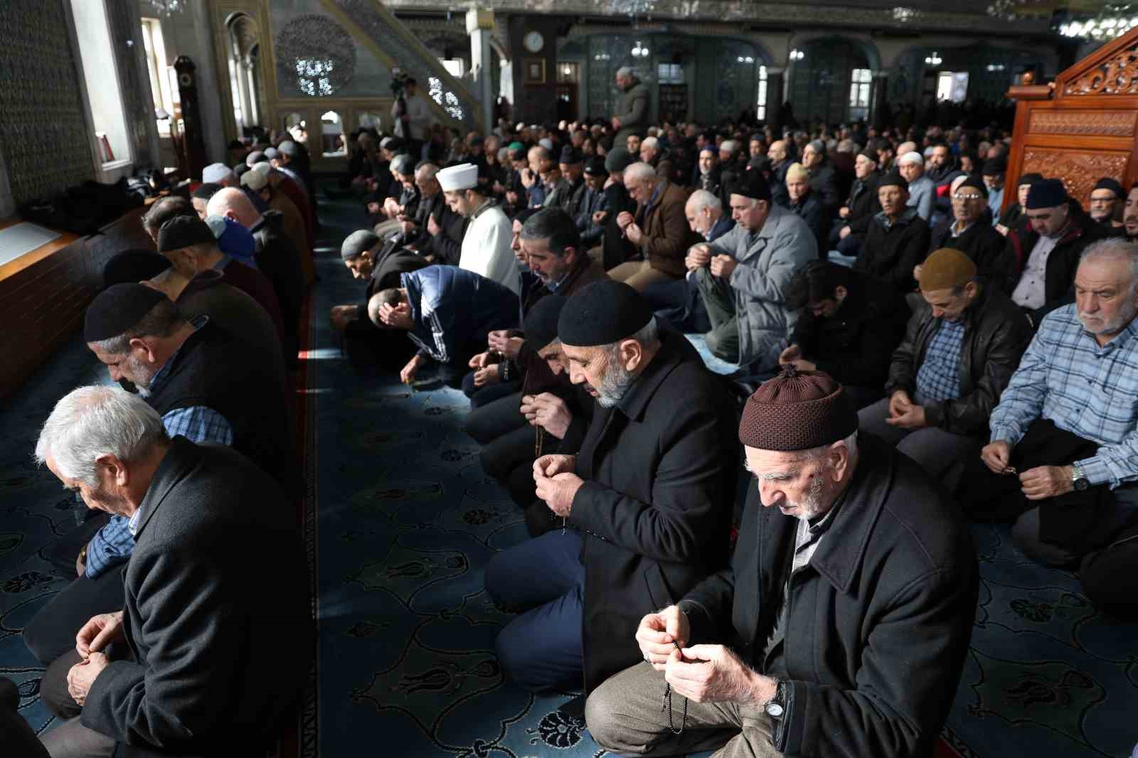 Elazığ’da depremde hayatını kaybedenler dualarla anıldı
