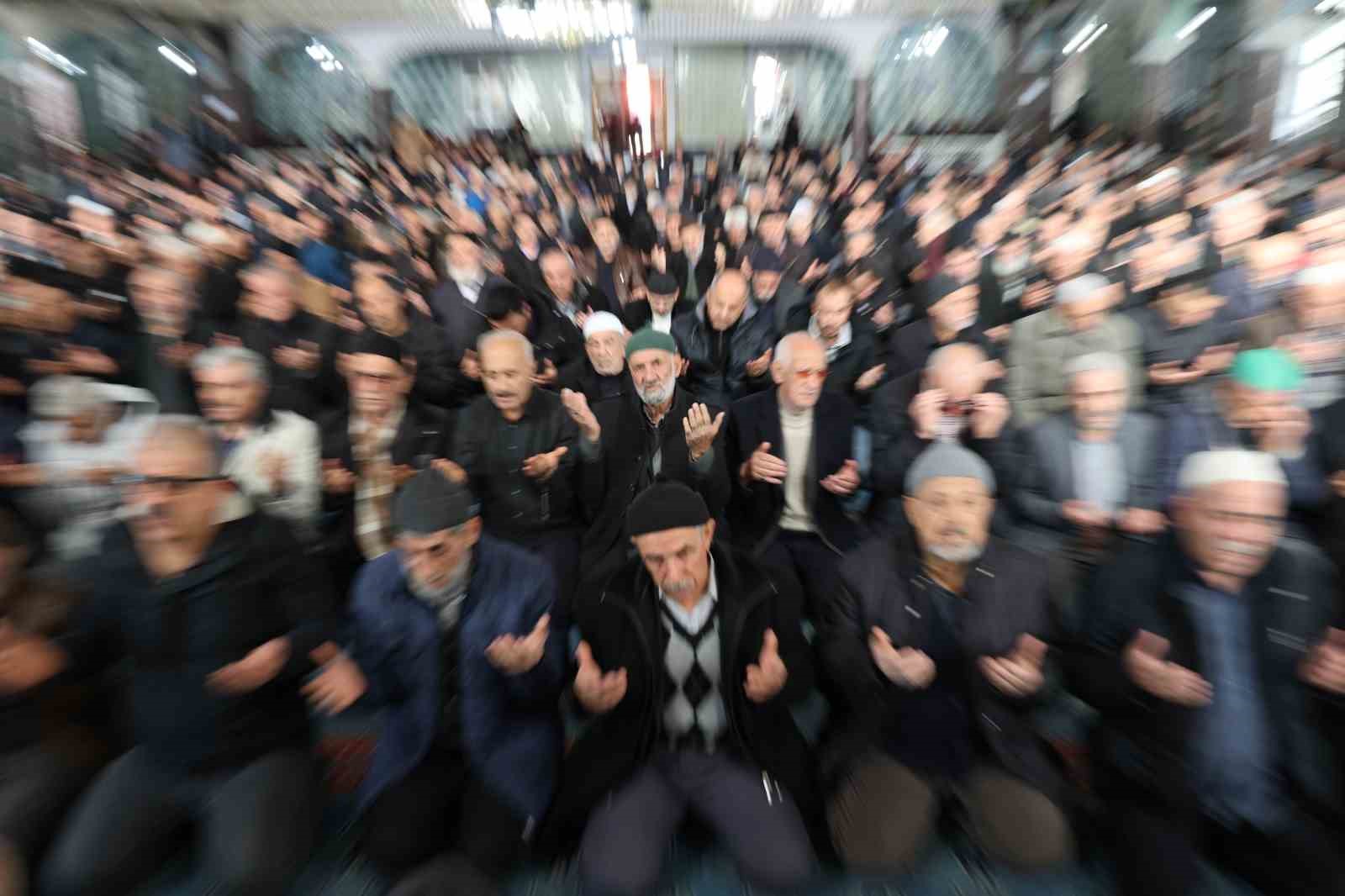 Elazığ’da depremde hayatını kaybedenler dualarla anıldı
