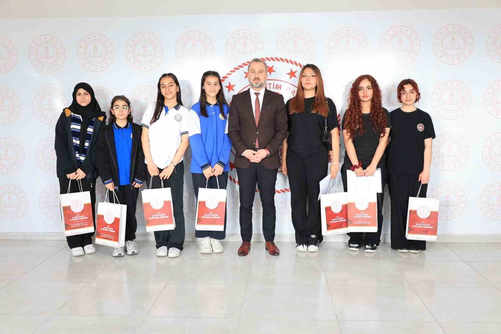 Elazığ’da derece giren öğrenciler ödüllendirildi
Elazığ’da derece giren öğrenciler ödüllendirildi